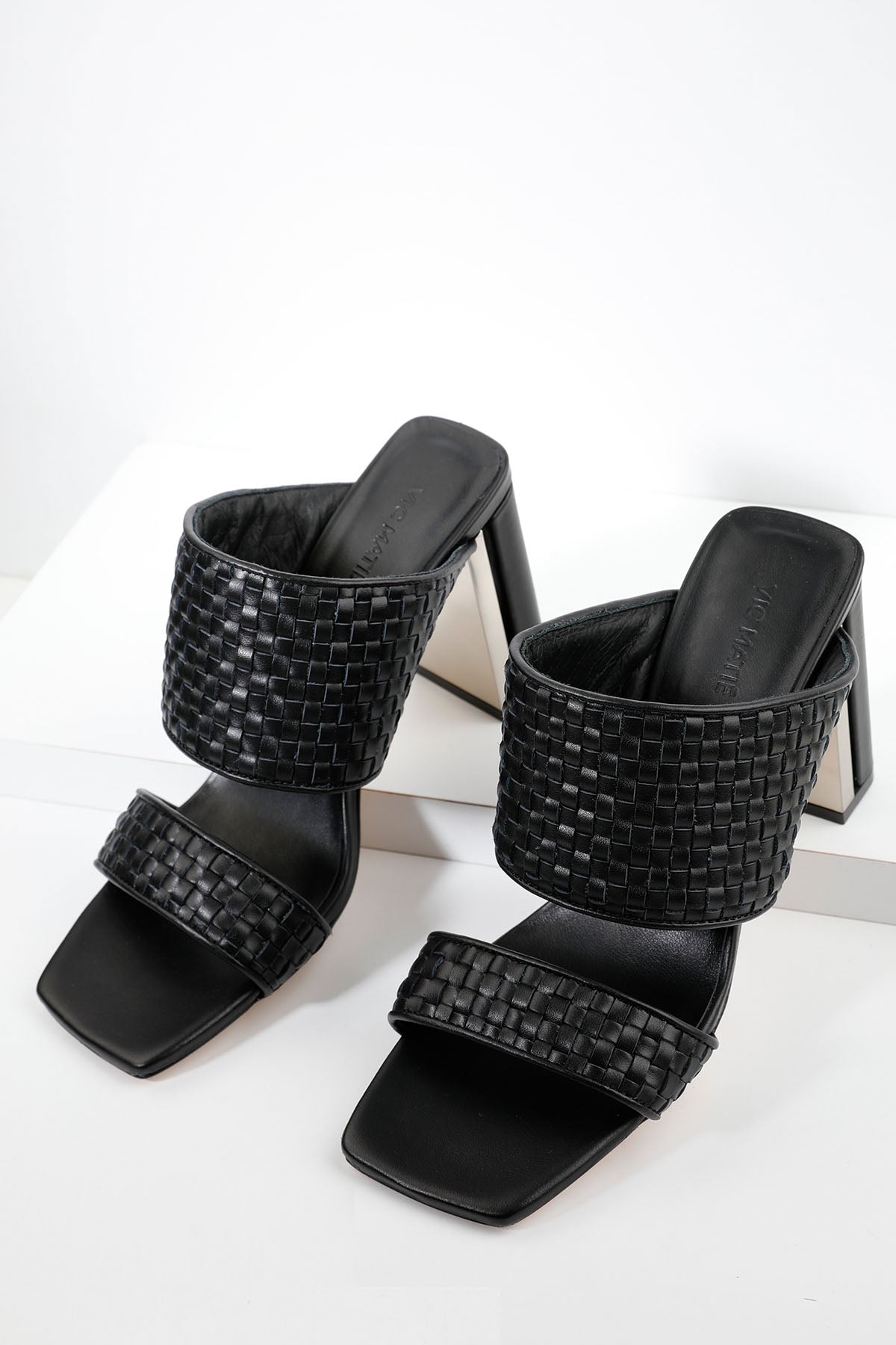 Vic Matie Küt Burun Deri Topuklu Örgü Deri Terlik