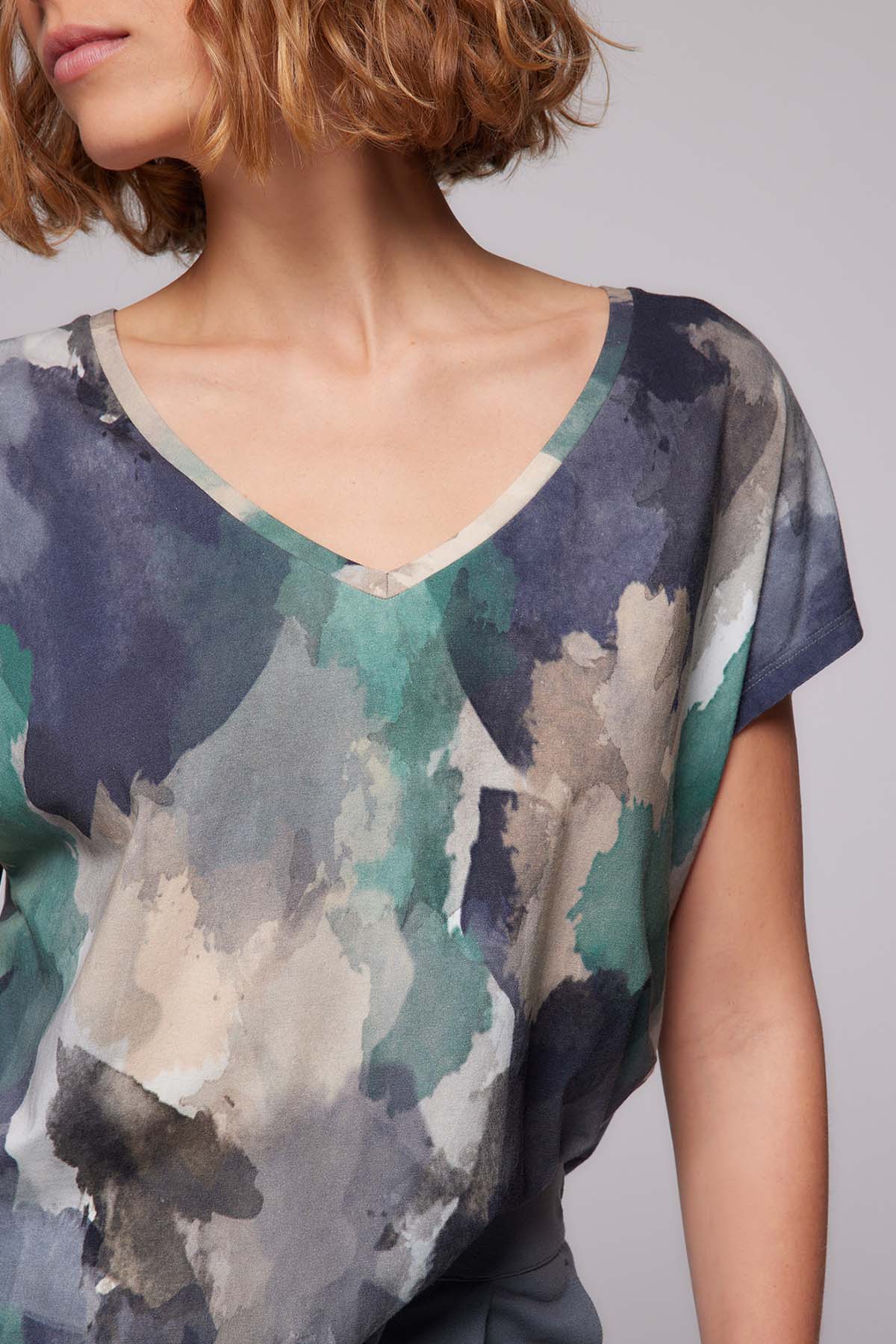 Majestic V Yaka Desenli Streç T-shirt-Libas Trendy Fashion Store