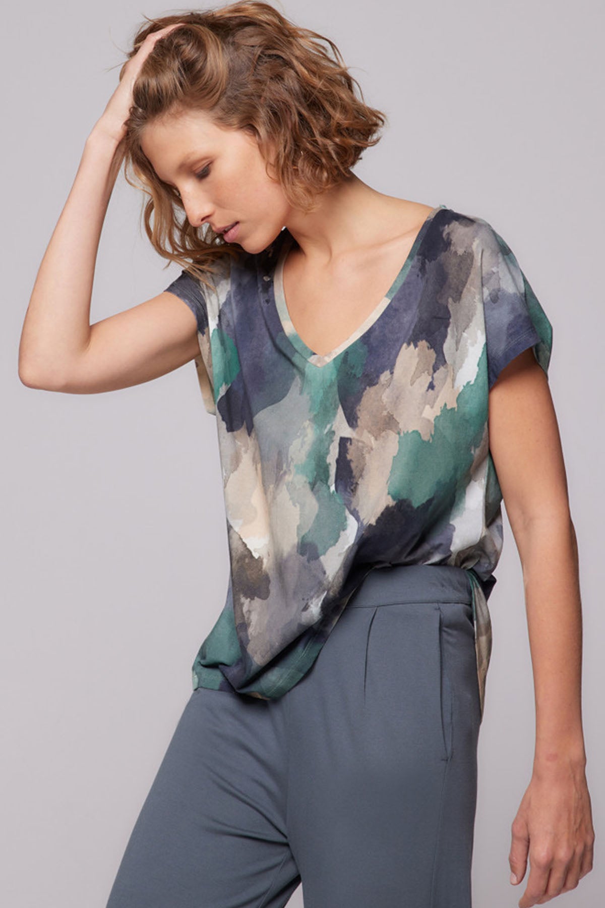 Majestic V Yaka Desenli Streç T-shirt-Libas Trendy Fashion Store