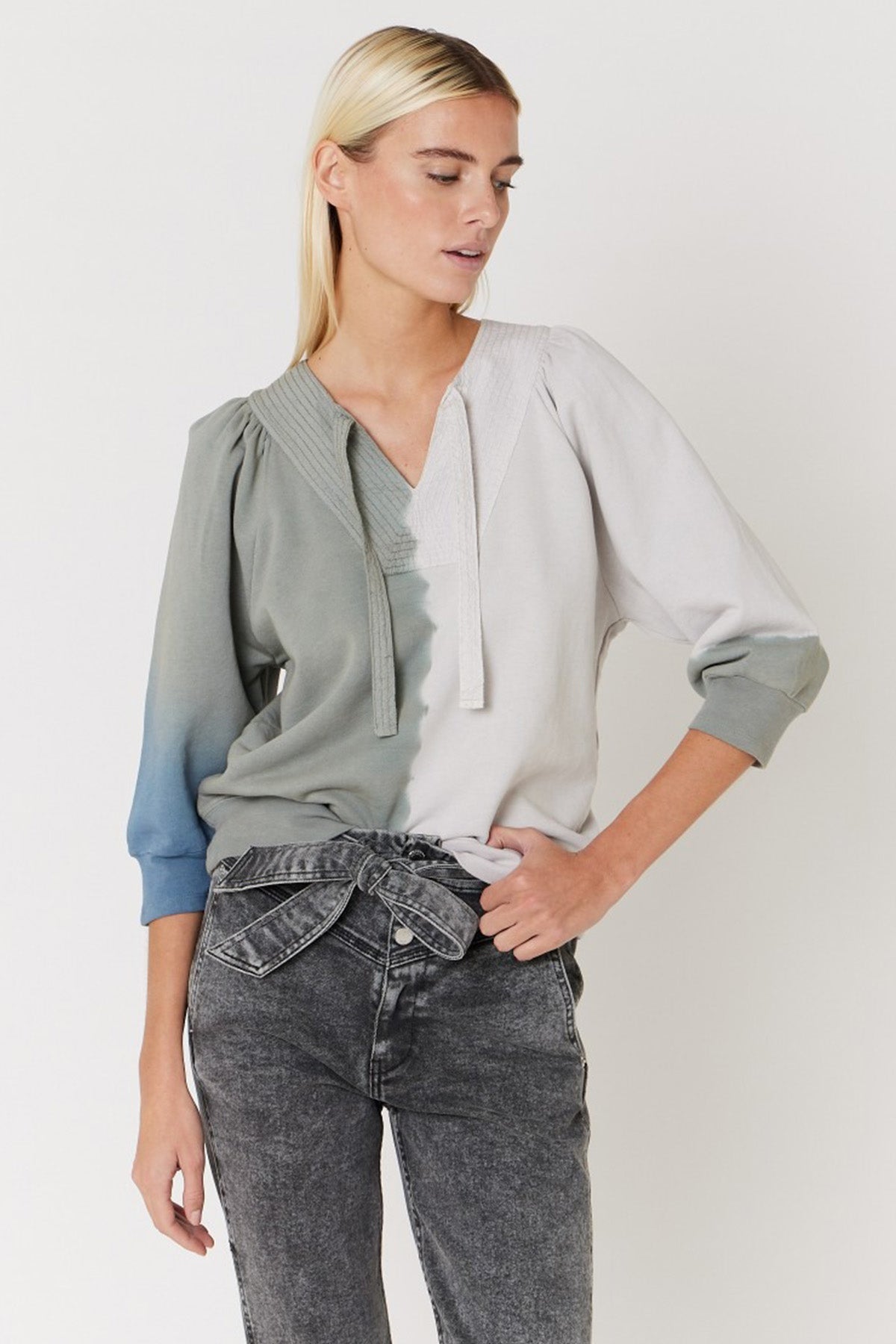 Berenice Dean V Yaka Sweatshirt