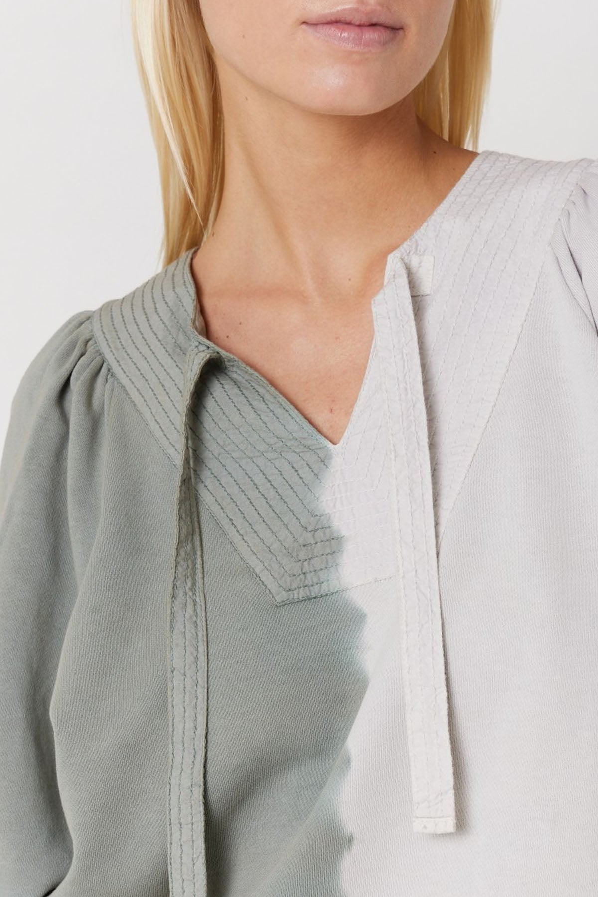 Berenice Dean V Yaka Sweatshirt