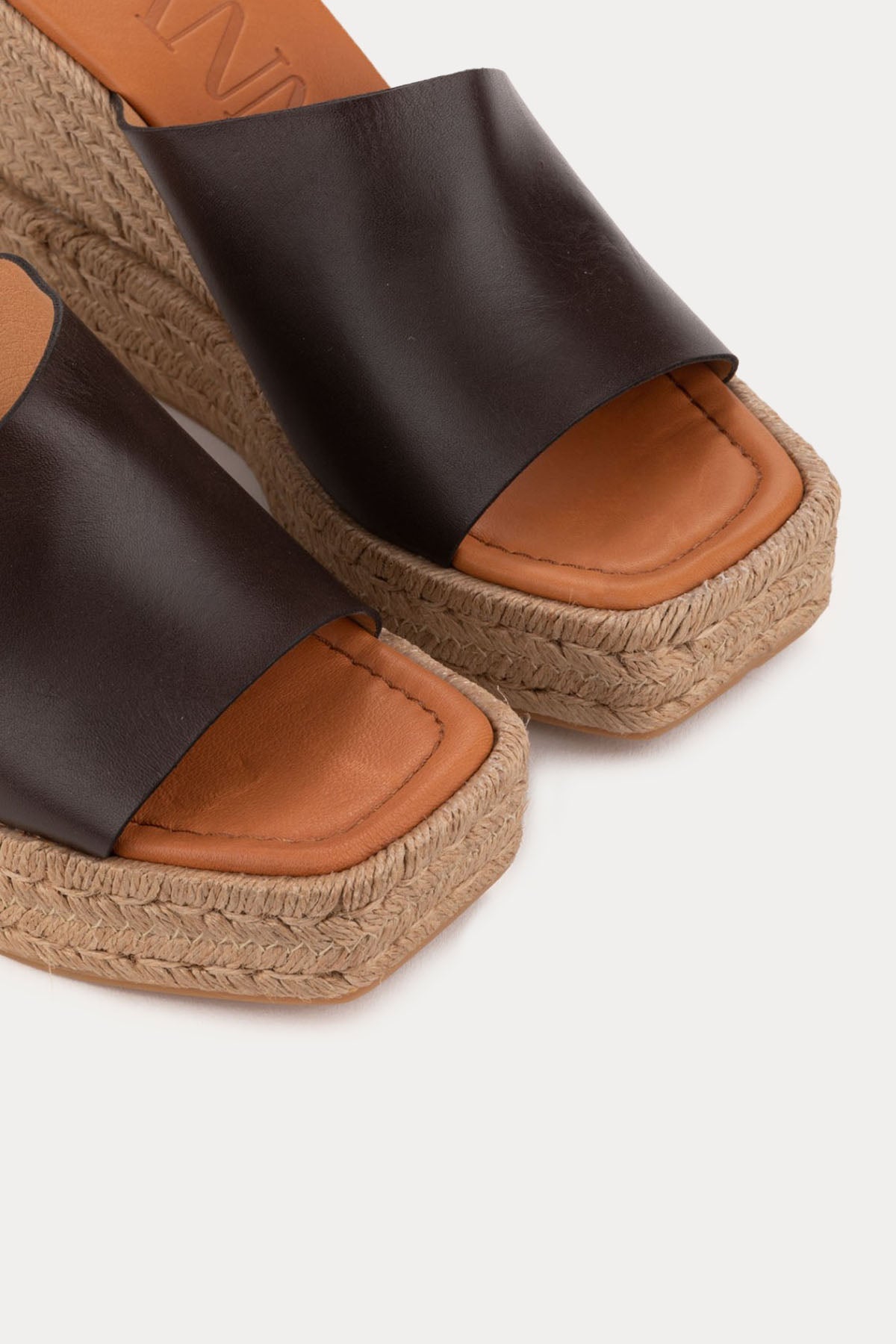 Kanna Lujan Hasır Örgü Detaylı Küt Burun Deri Terlik