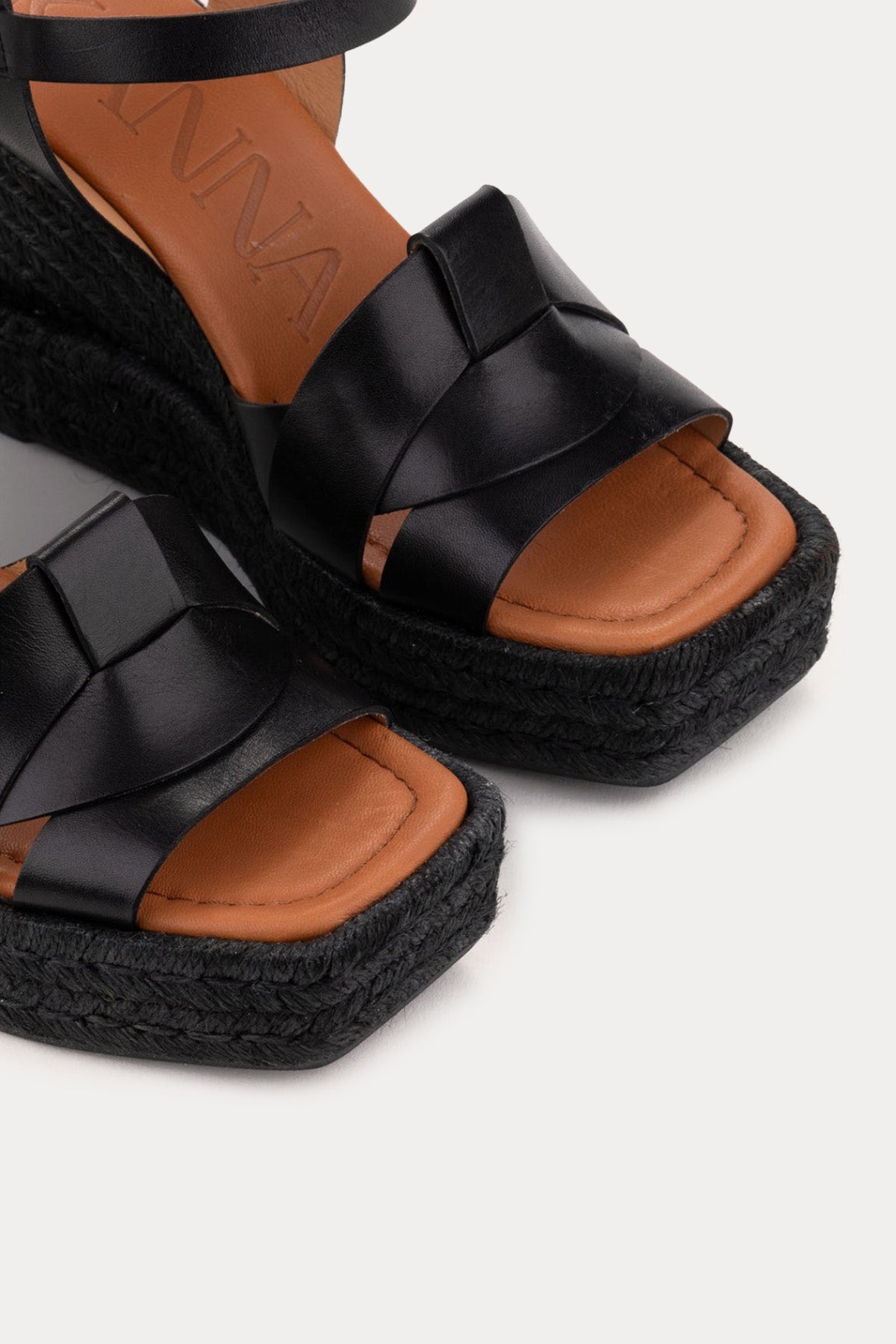 Kanna Lujan Hasır Örgü Detaylı Küt Burun Deri Sandalet