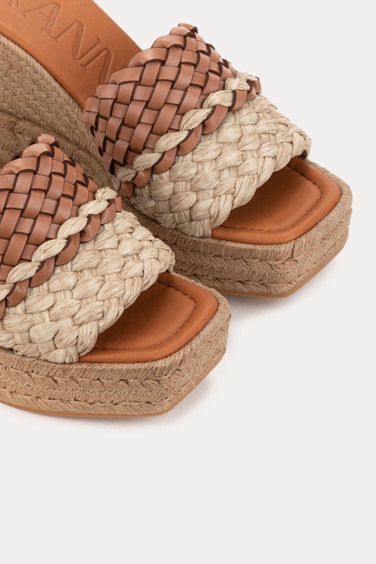 Kanna Lujan Deri Ve Hasır Örgülü Küt Burun Terlik