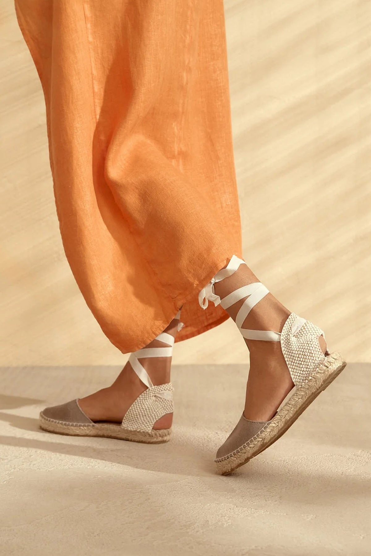 Manebi Bilekten Bağlamalı Süet Sandalet