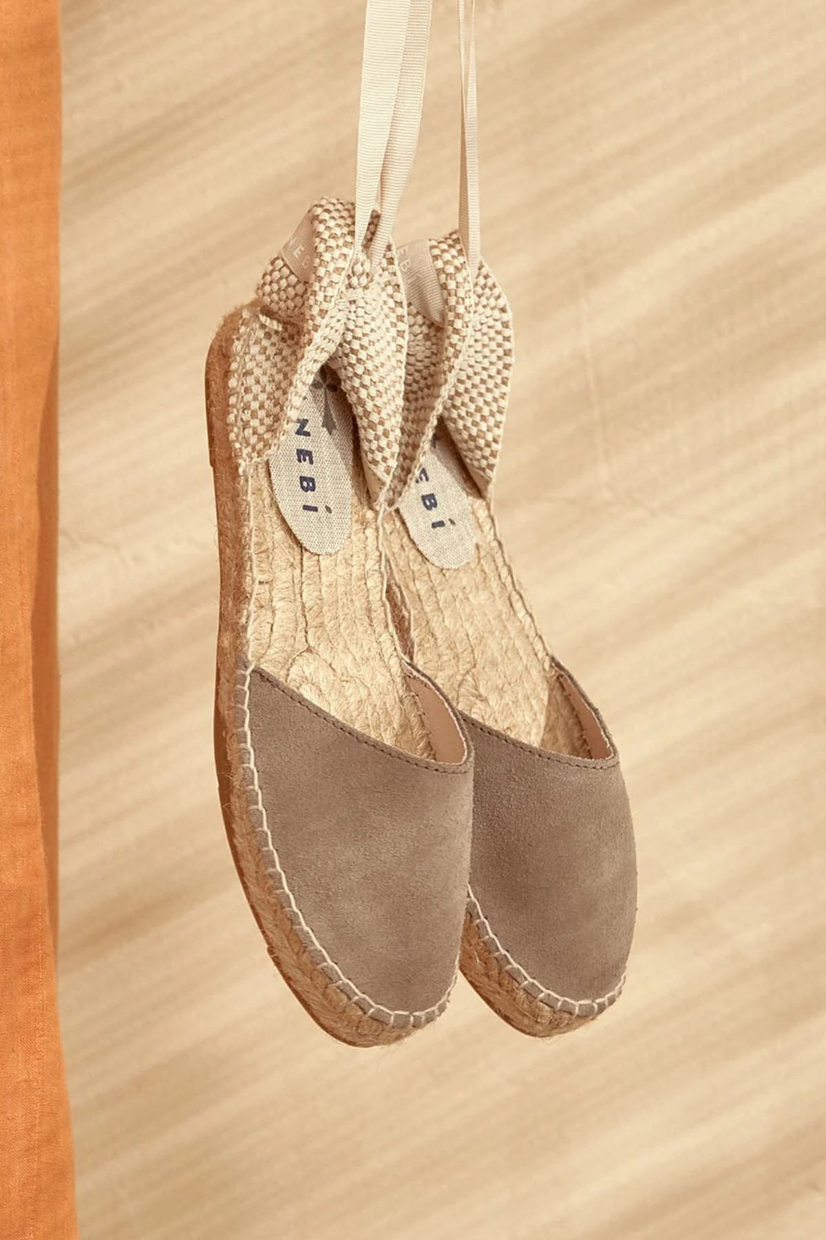 Manebi Bilekten Bağlamalı Süet Sandalet