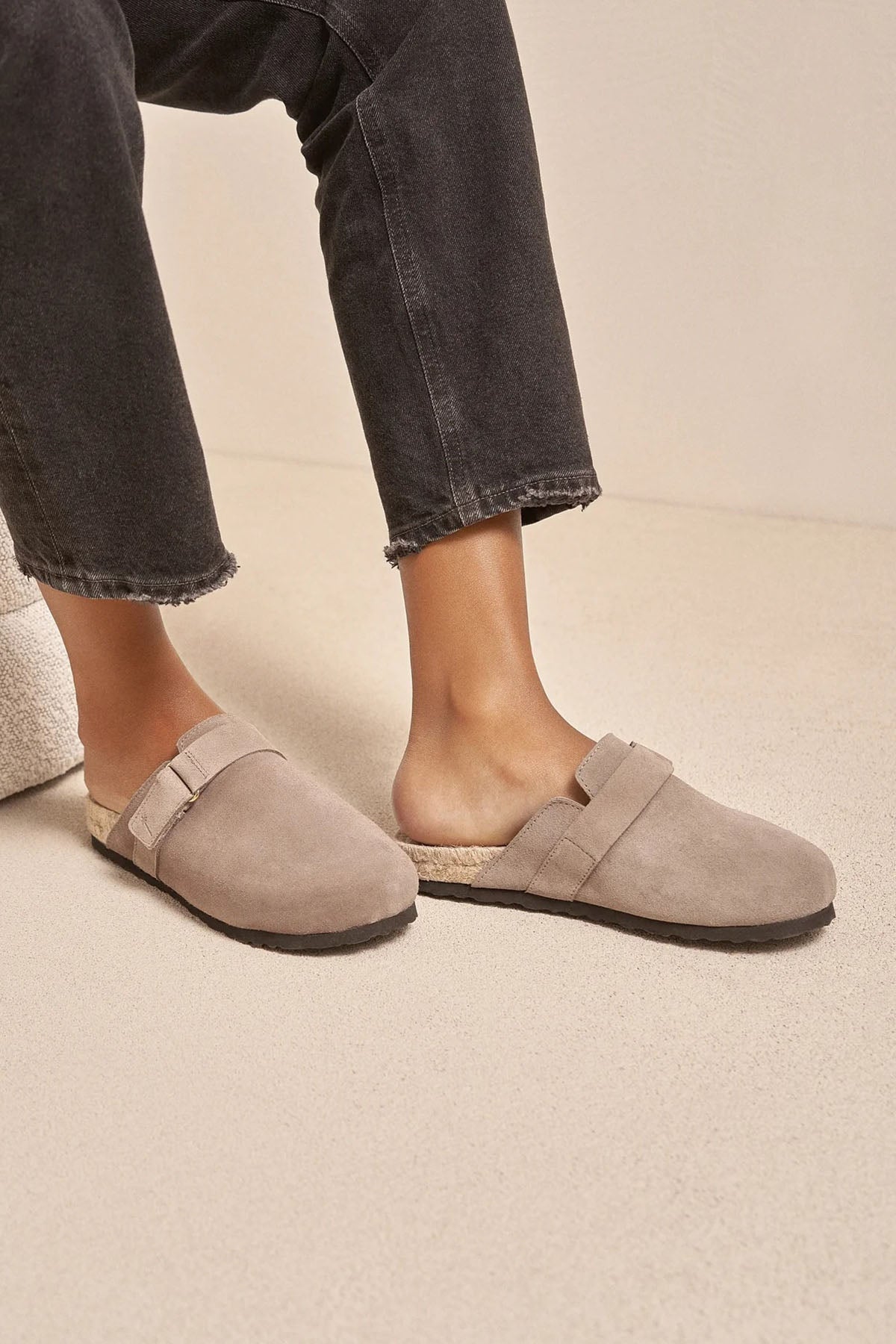 Manebi Cırt Cırt Bantlı Süet Terlik