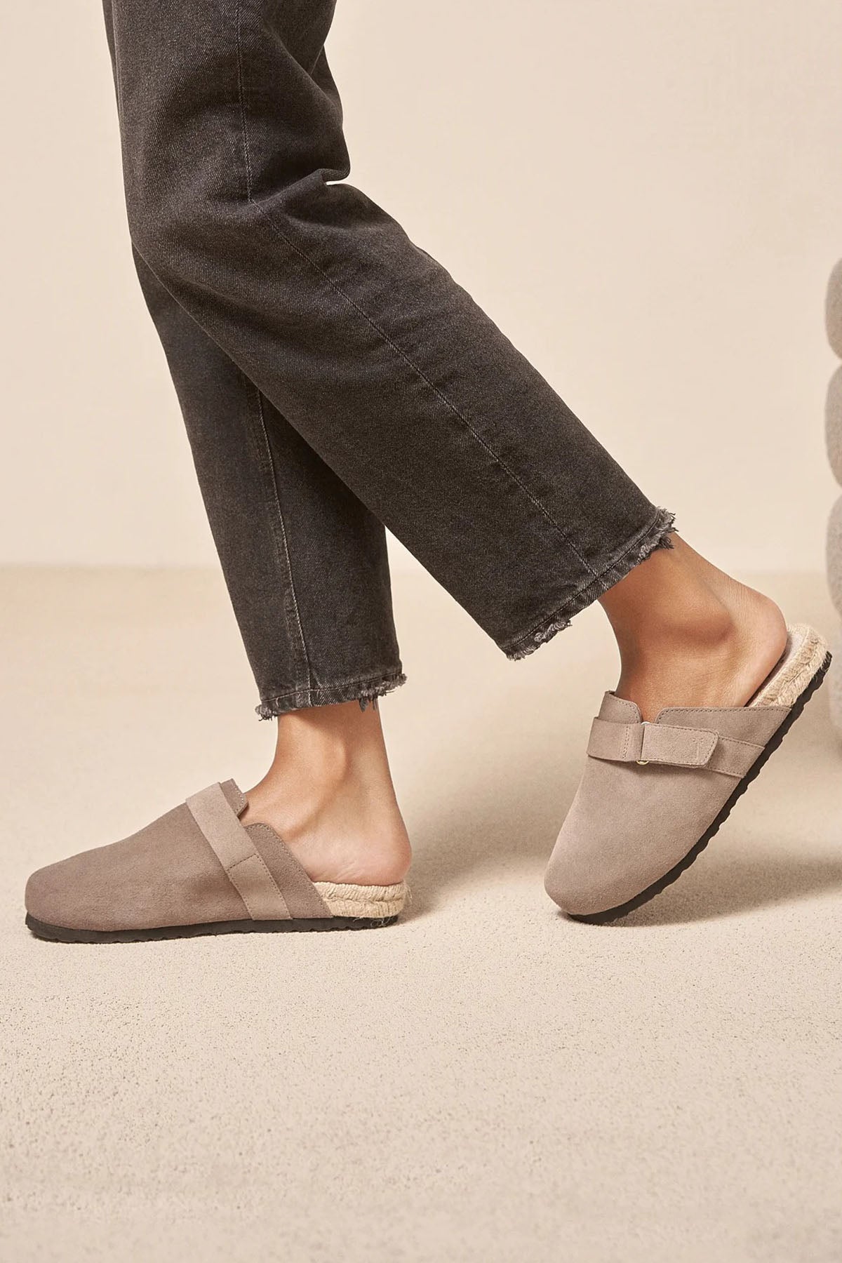 Manebi Cırt Cırt Bantlı Süet Terlik