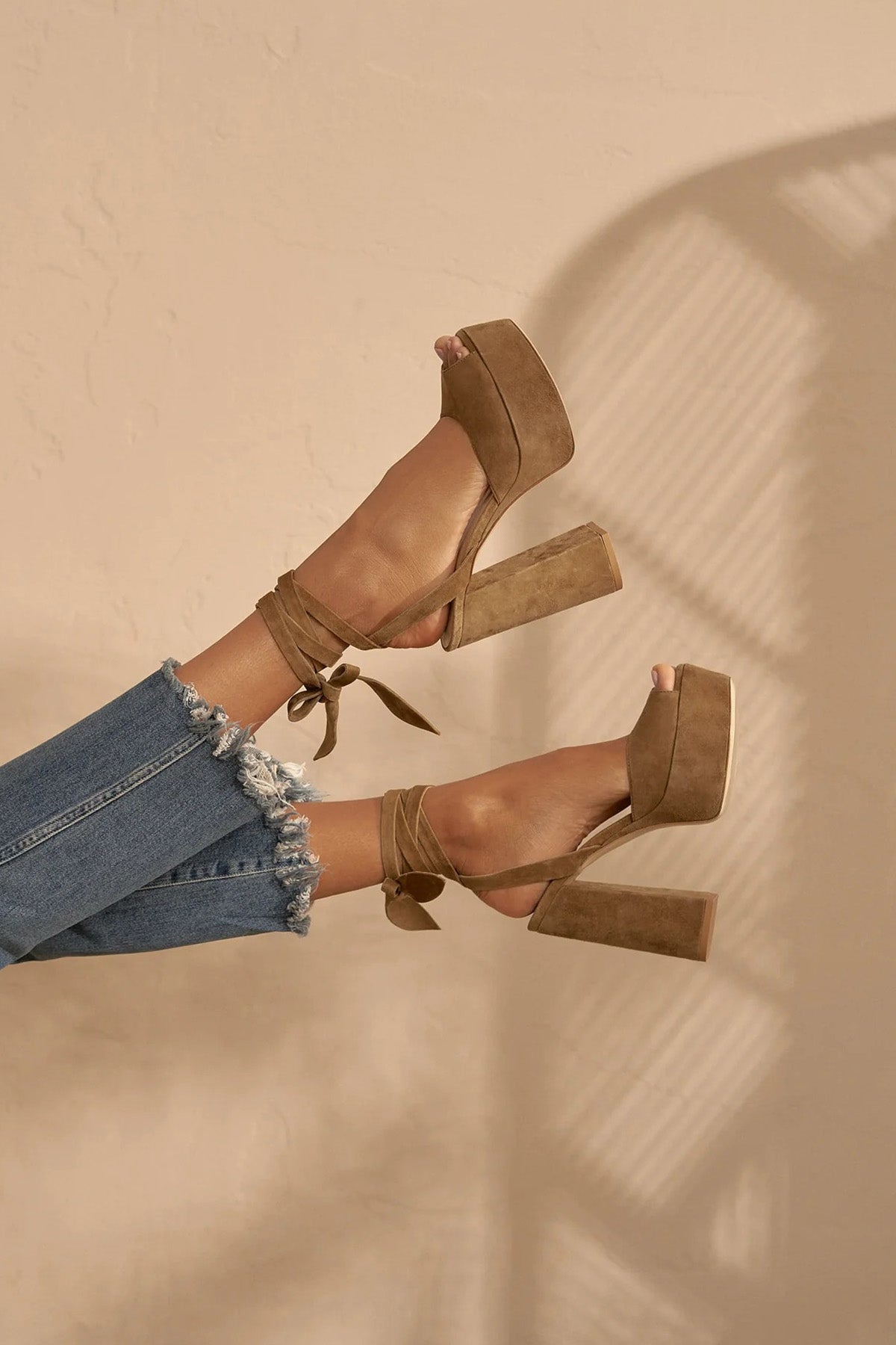 Manebi Platform Tabanlı Süet Sandalet