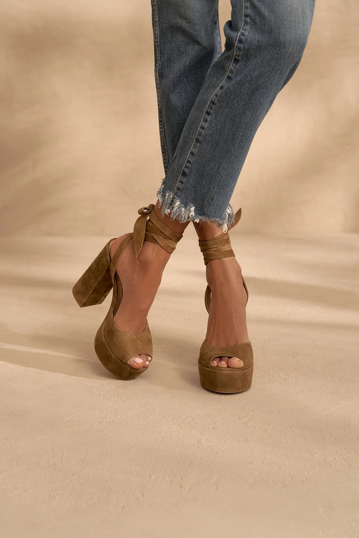 Manebi Platform Tabanlı Süet Sandalet