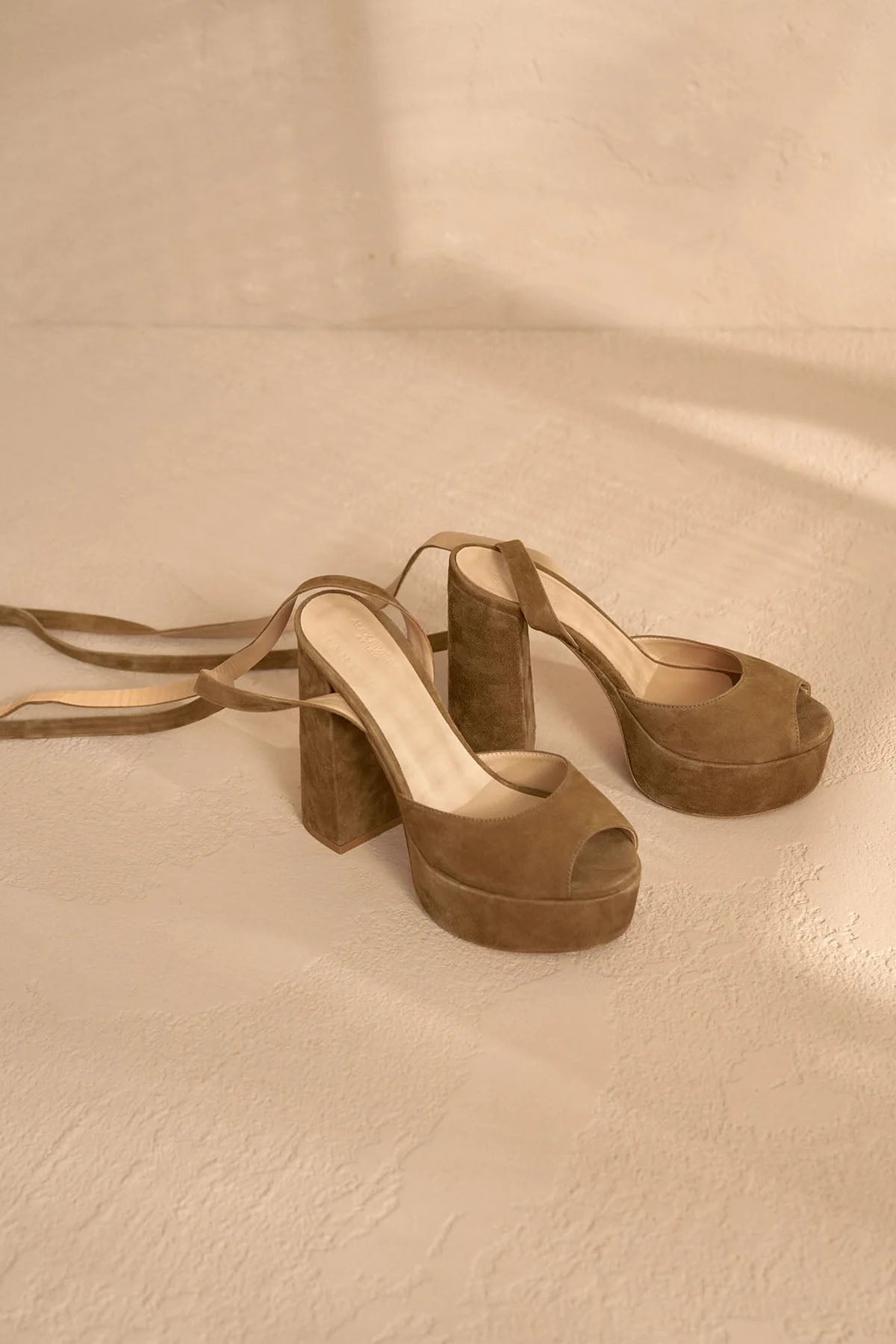 Manebi Platform Tabanlı Süet Sandalet