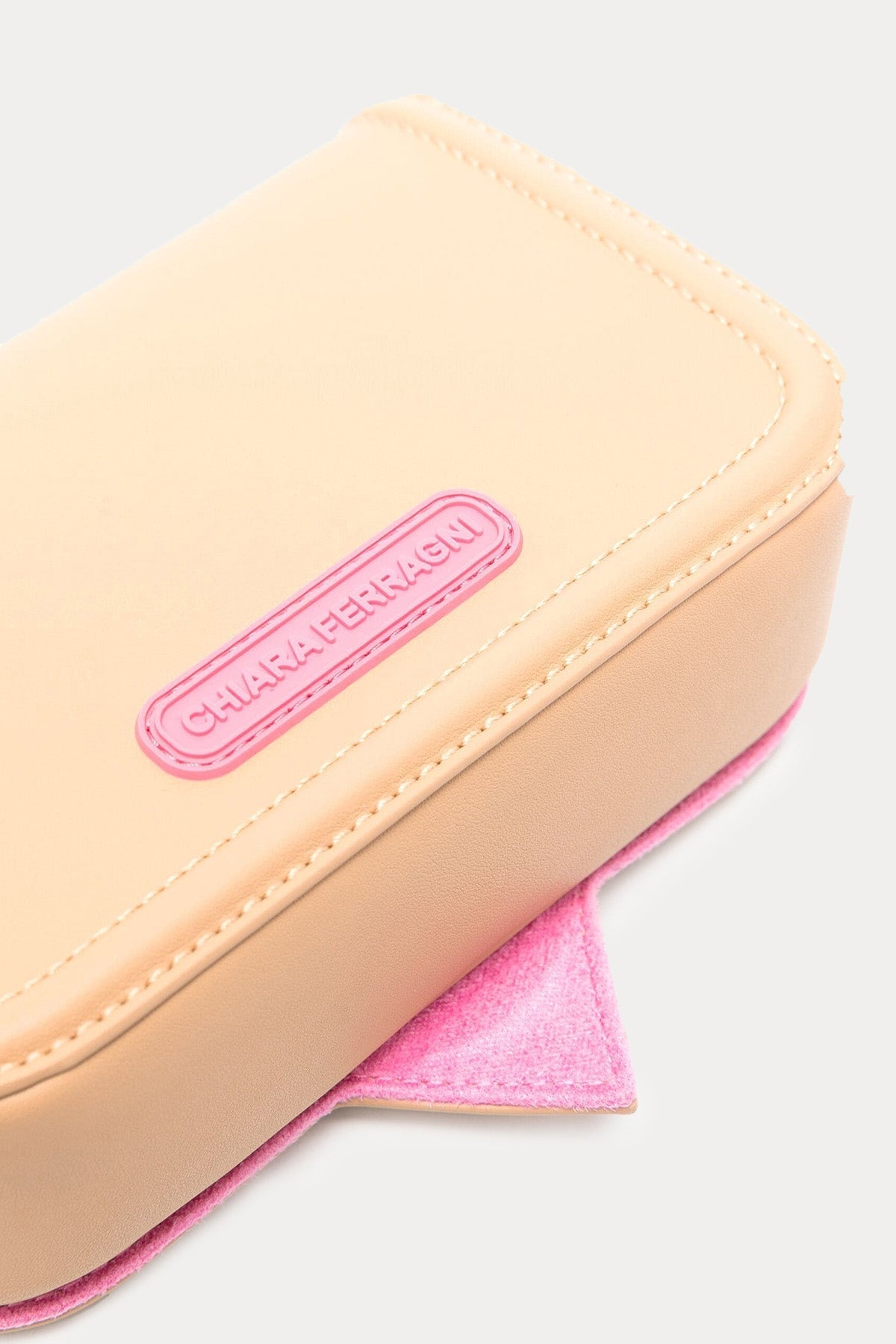 Chiara Ferragni Göz Logolu Zincir Askılı Omuz Çantası