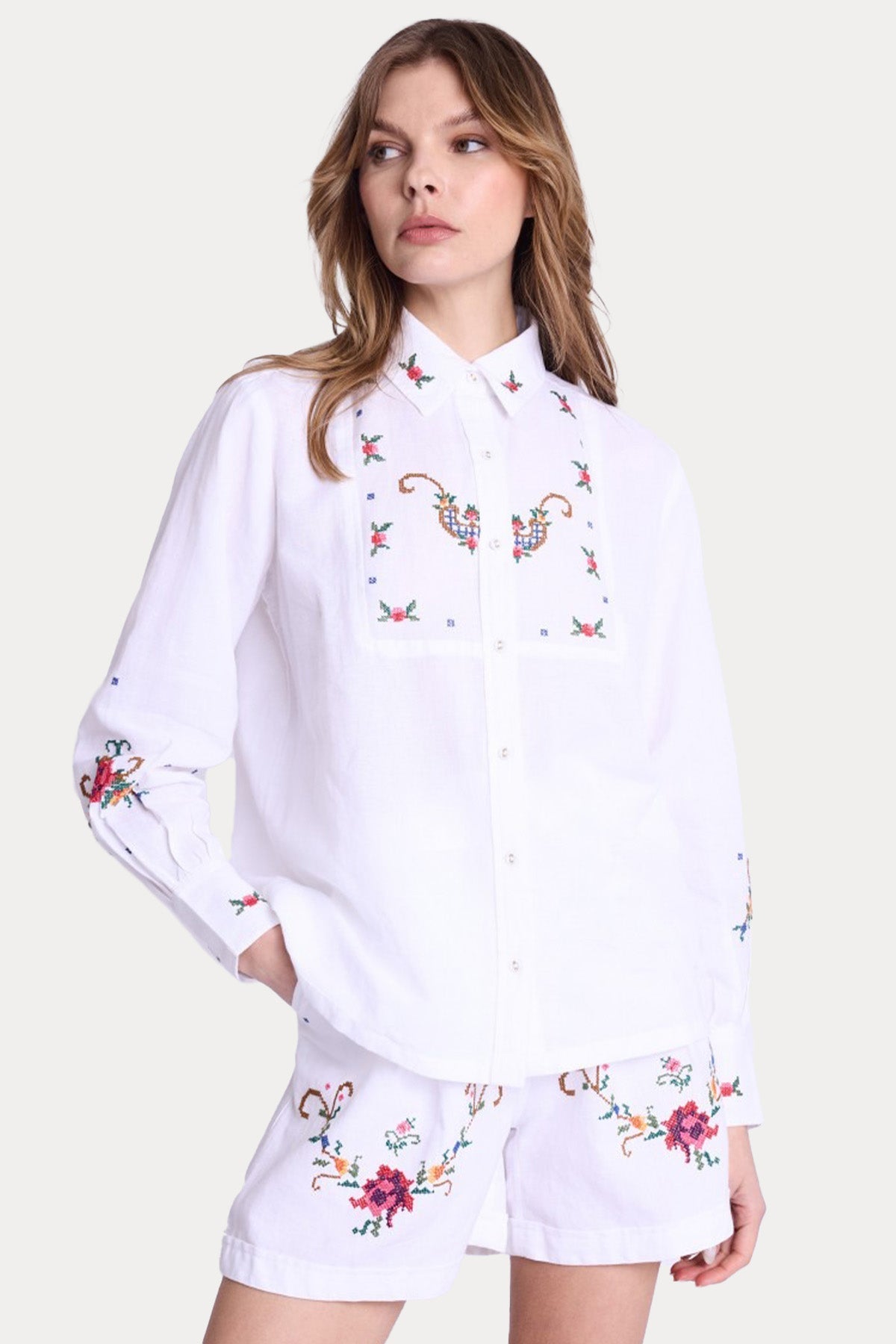 Berenice Cordoba Klasik Yaka Renkli Nakış Desenli Keten Gömlek