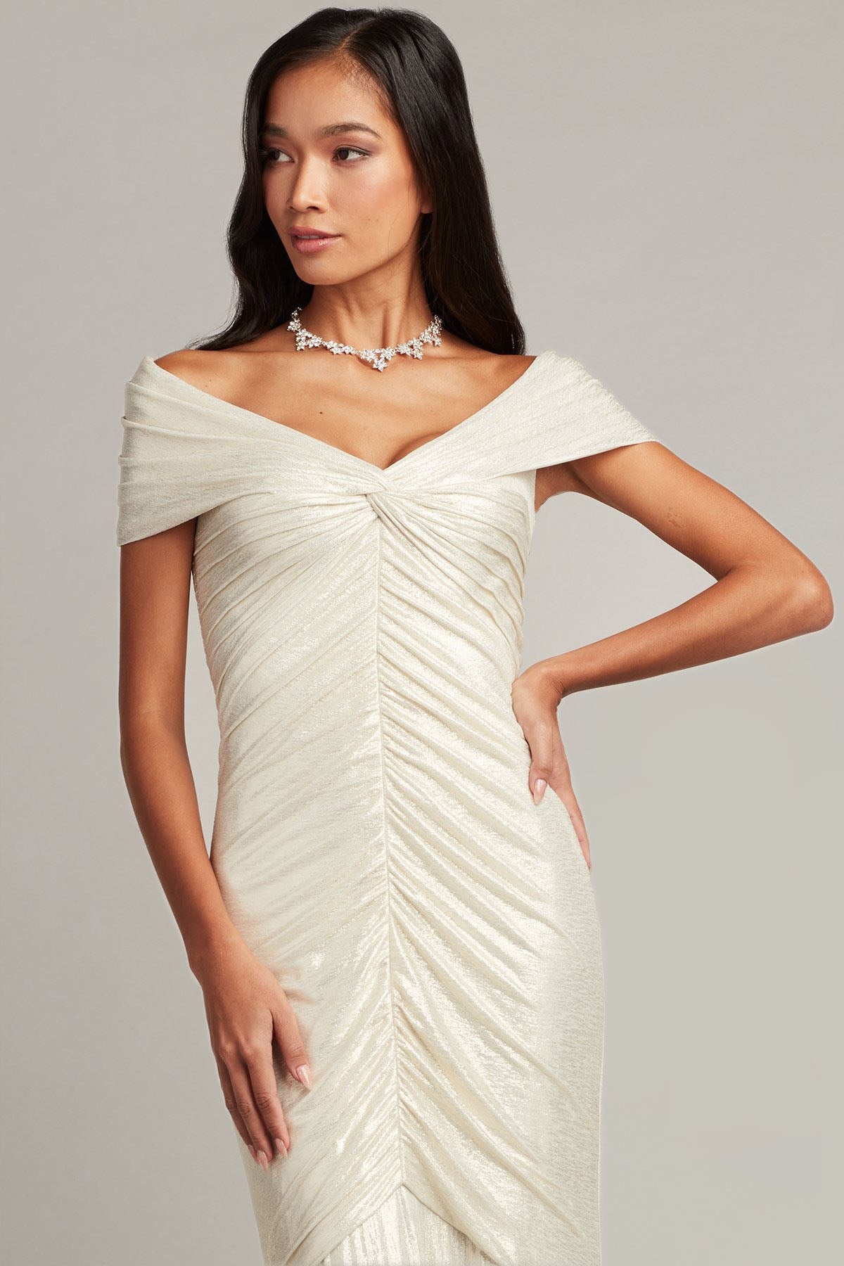 Tadashi Shoji Straplez Yaka Pileli Maxi Abiye Elbise