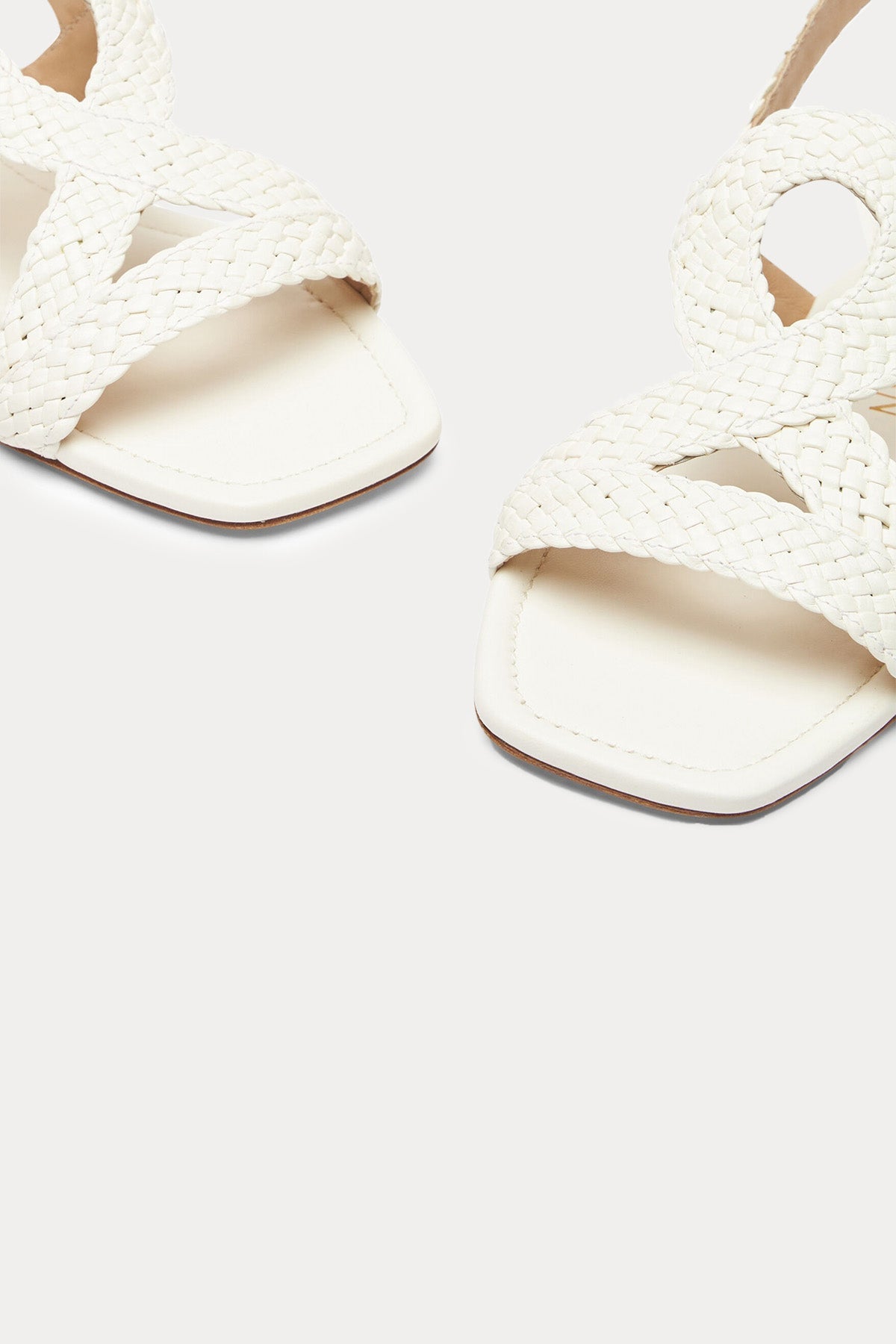 Stuart Weitzman Küt Burunlu Örgü Deri Sandalet