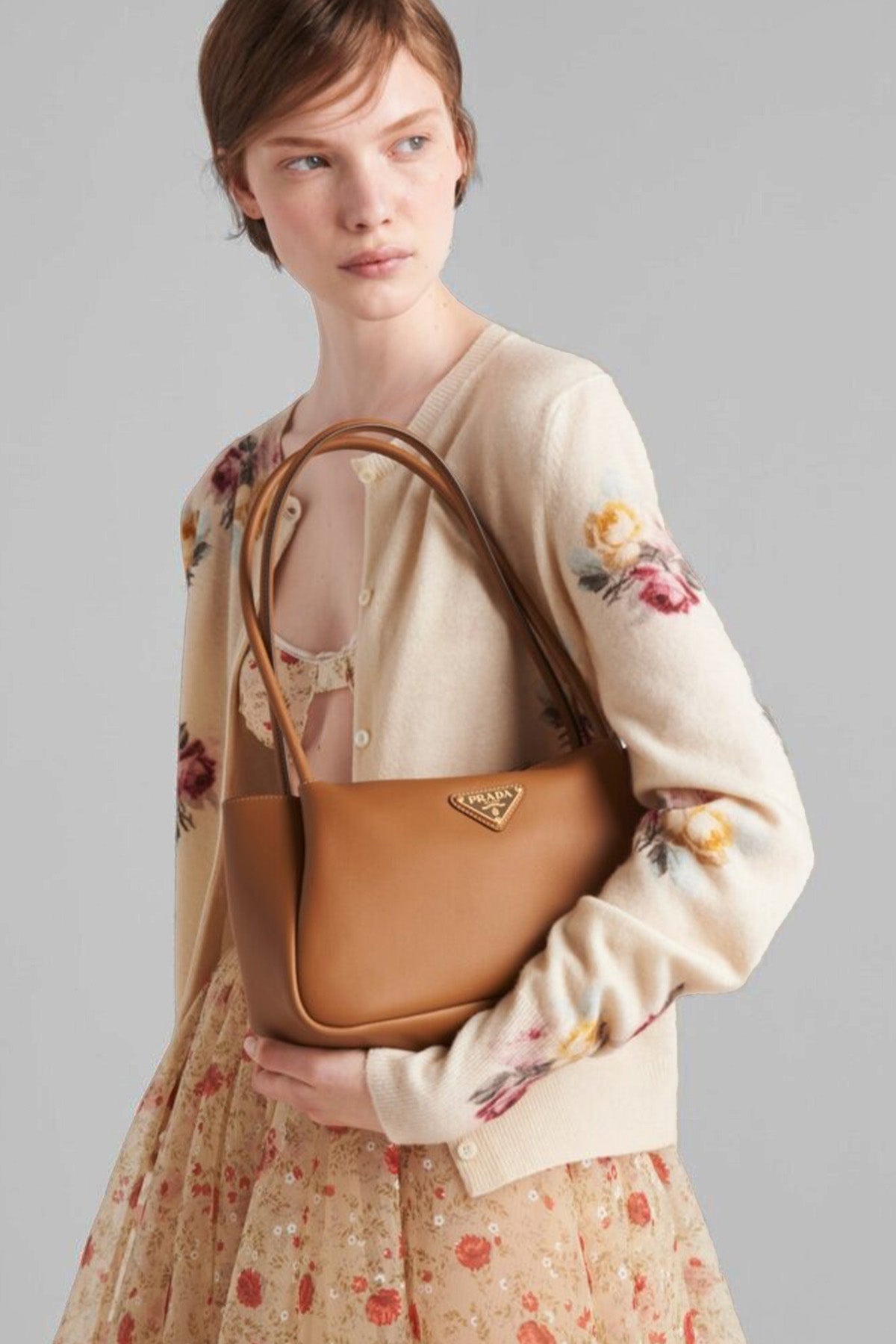 Prada Logolu Medium Yumuşak Deri Omuz Çantası