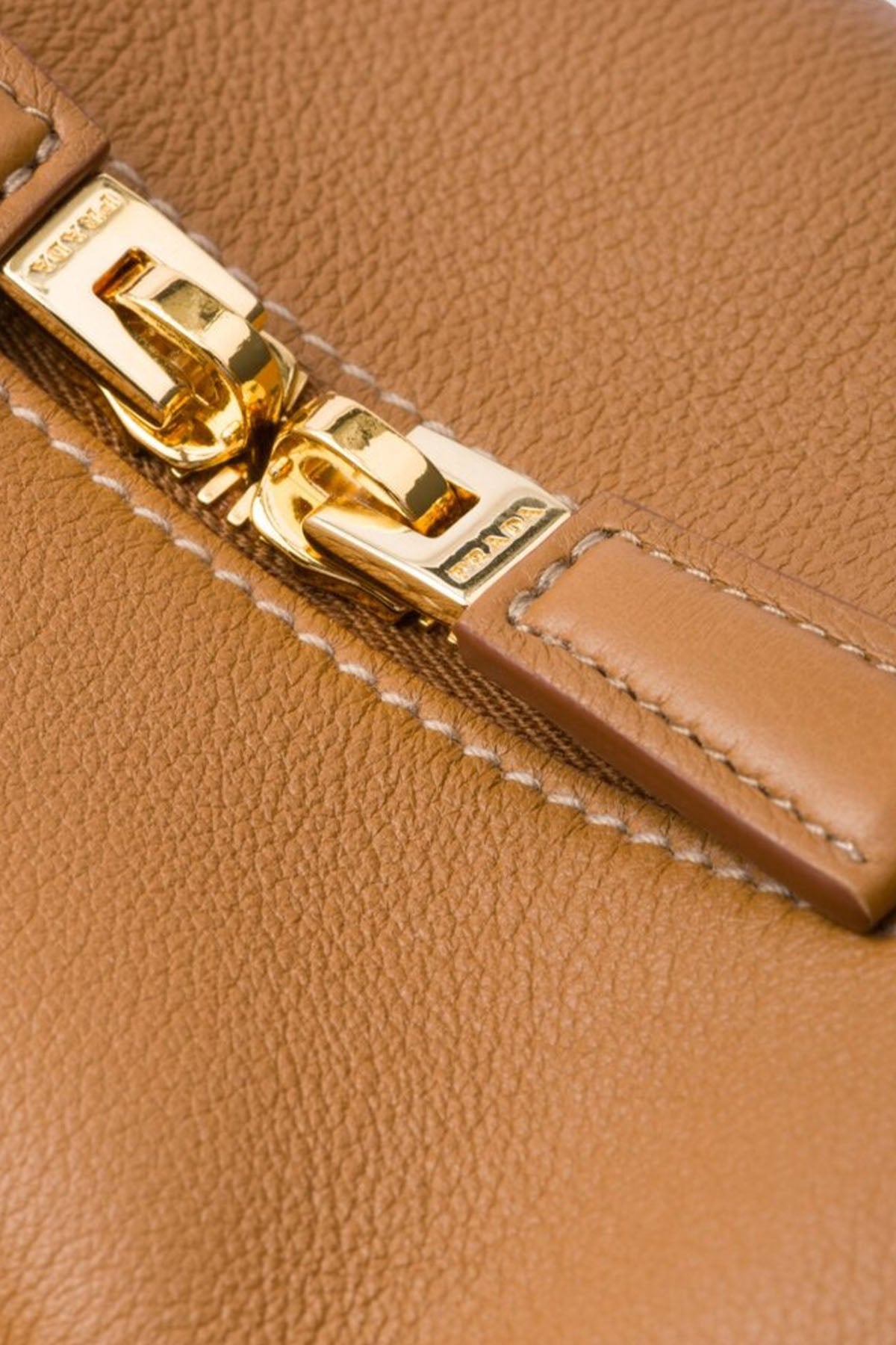 Prada Logolu Medium Yumuşak Deri Omuz Çantası