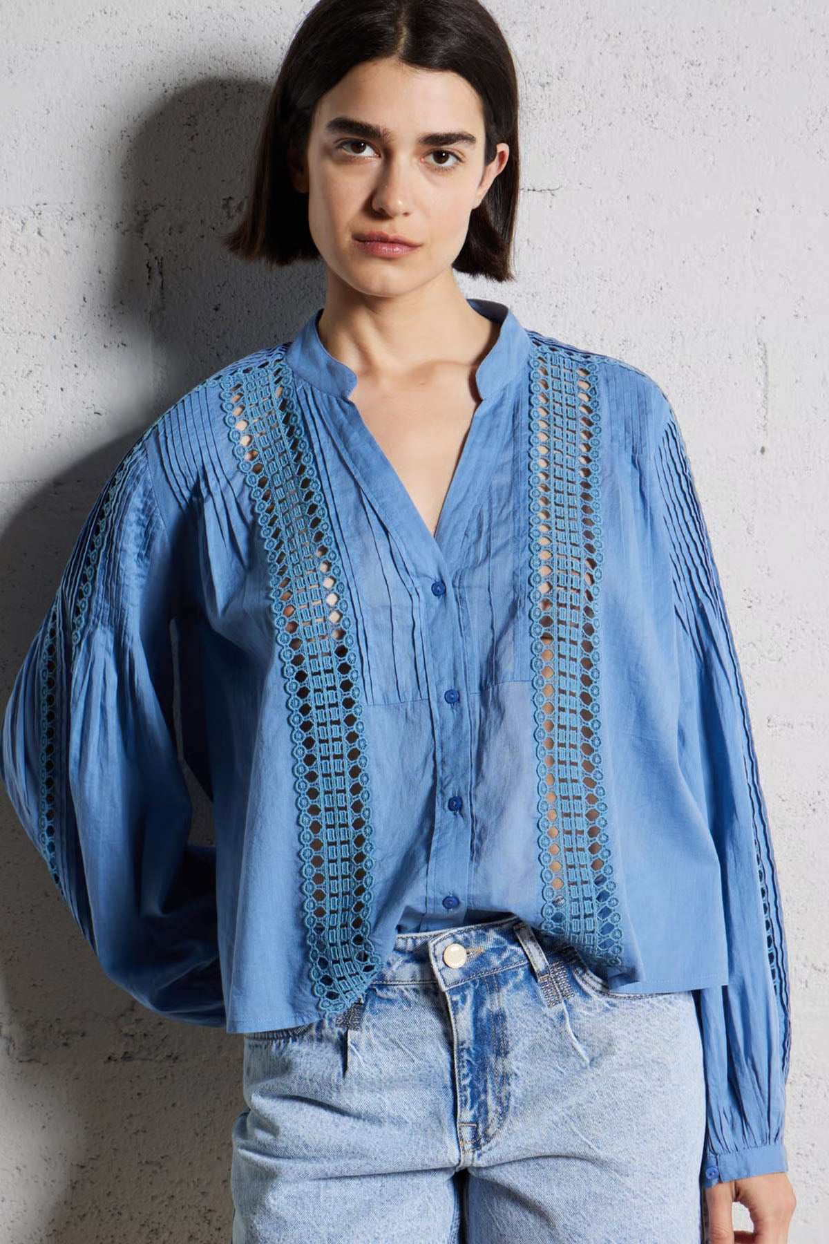 Berenice Celinda Relaxed Fit Dantel Nakışlı Hakim V Yaka Gömlek