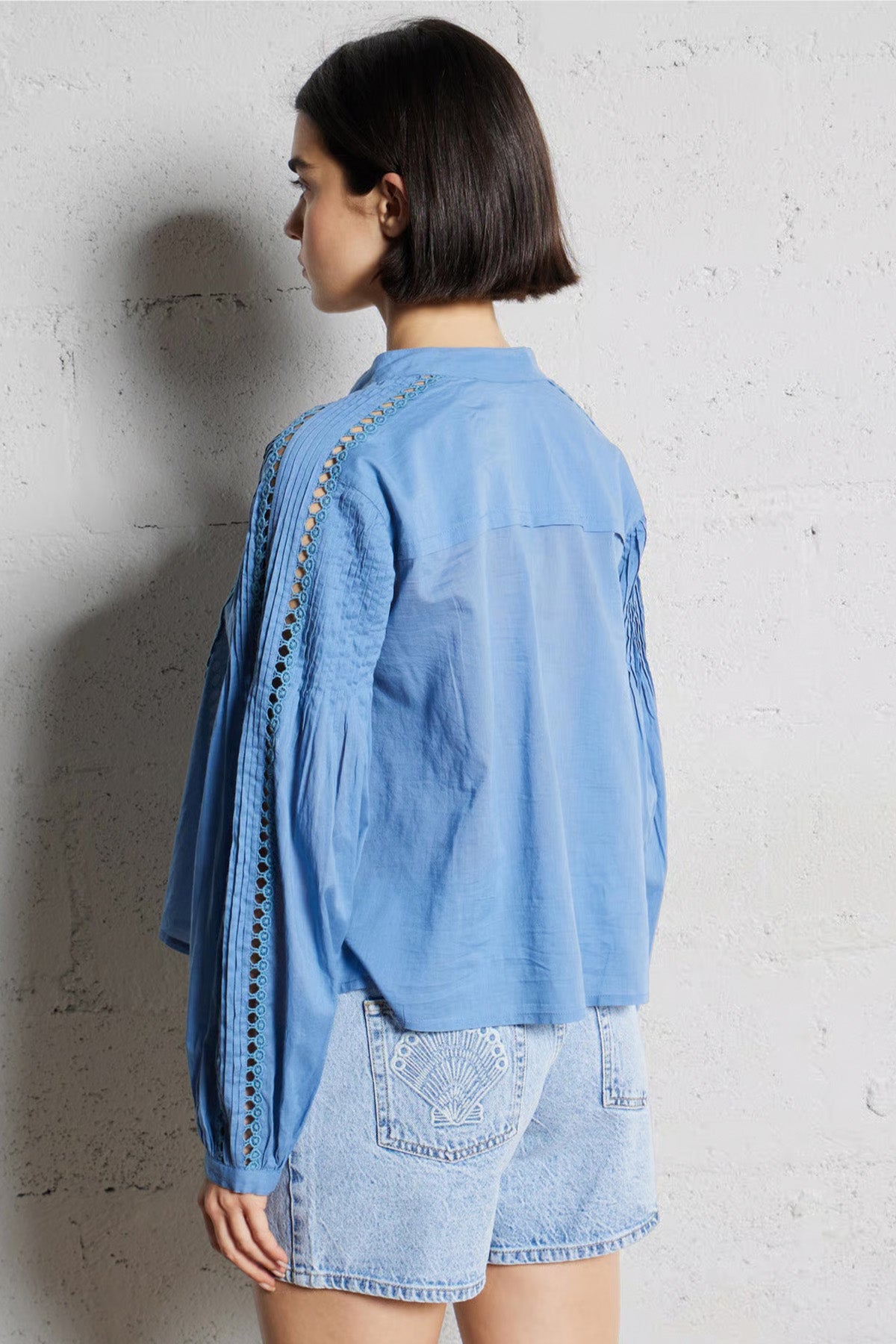 Berenice Celinda Relaxed Fit Dantel Nakışlı Hakim V Yaka Gömlek