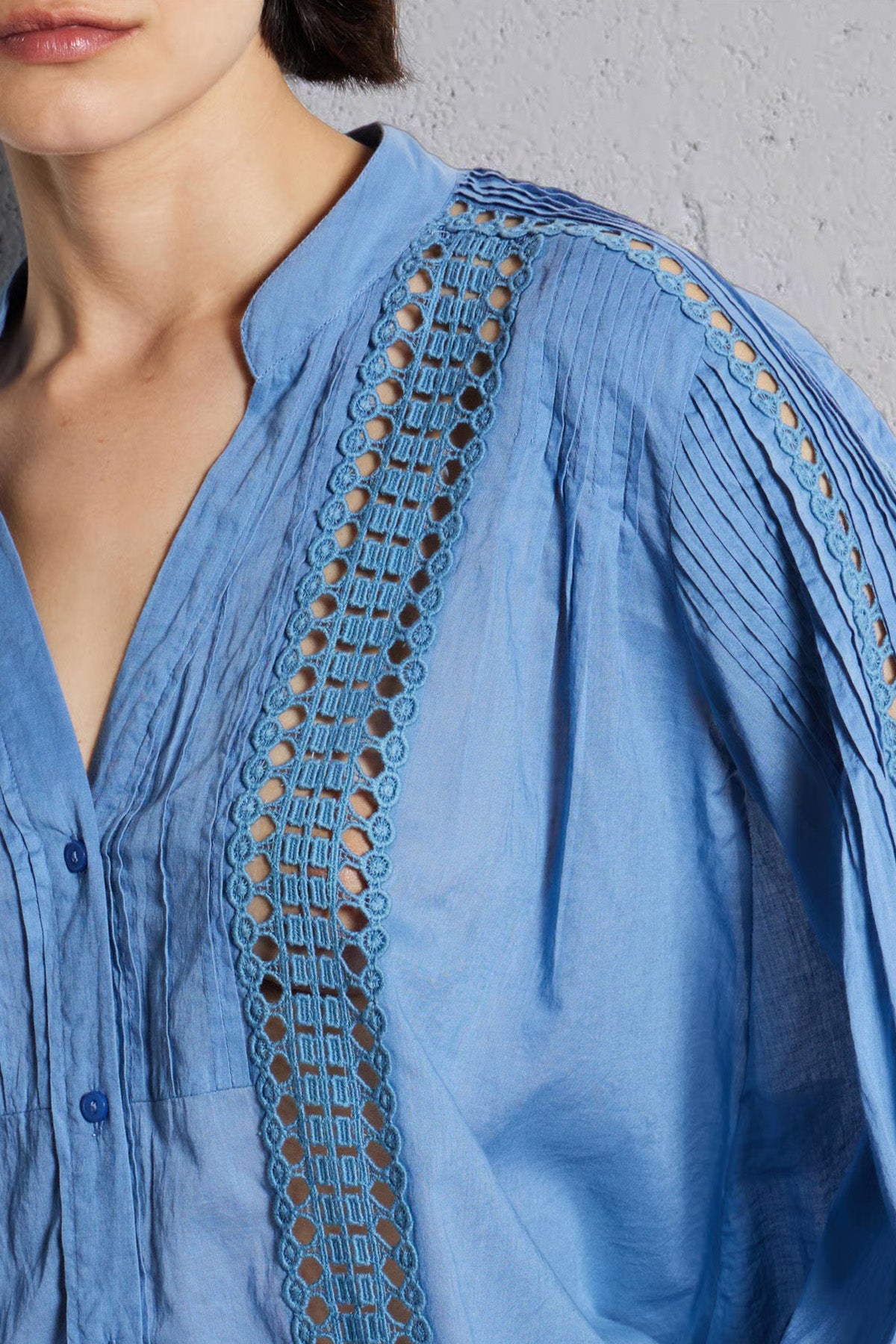 Berenice Celinda Relaxed Fit Dantel Nakışlı Hakim V Yaka Gömlek