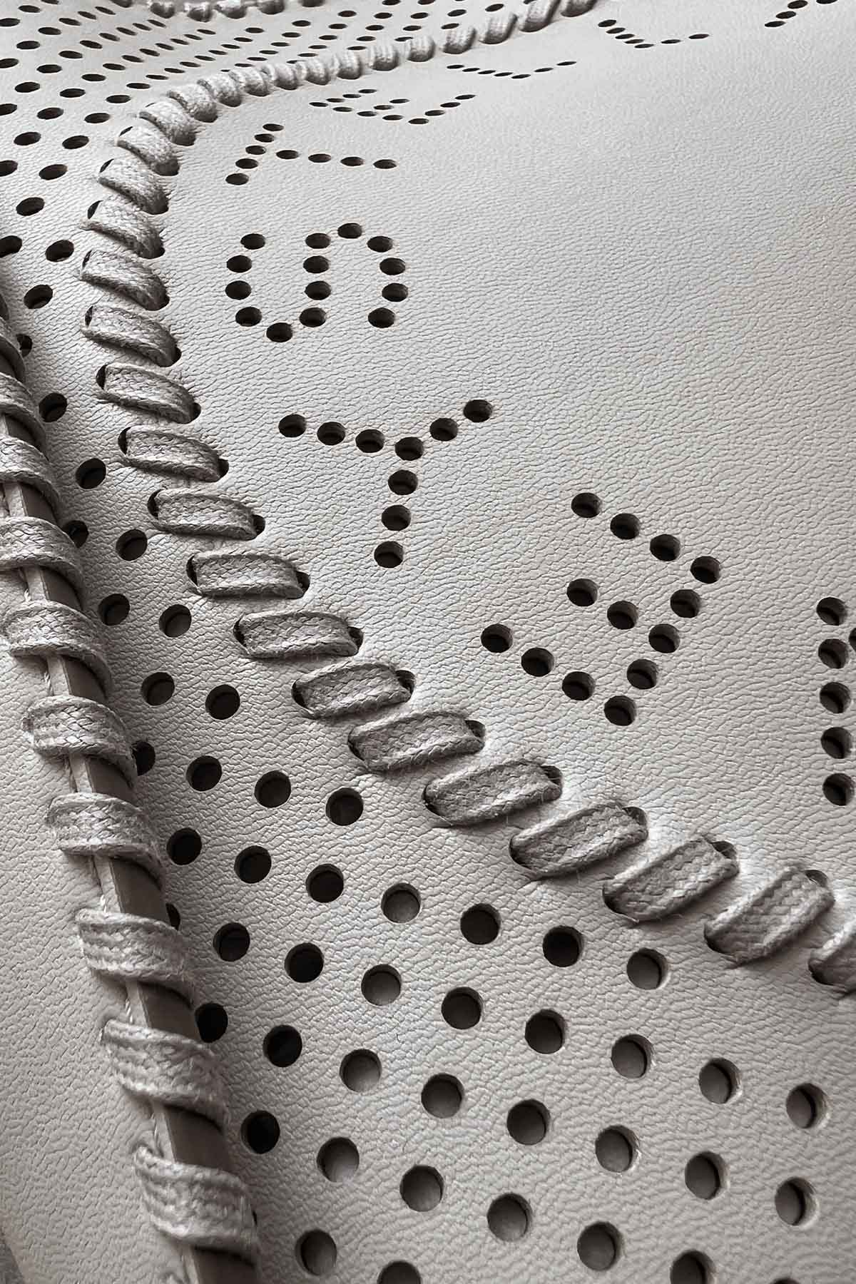 Stella Mccartney Crossbody Lazer Kesim Delikli Omuz Çantası