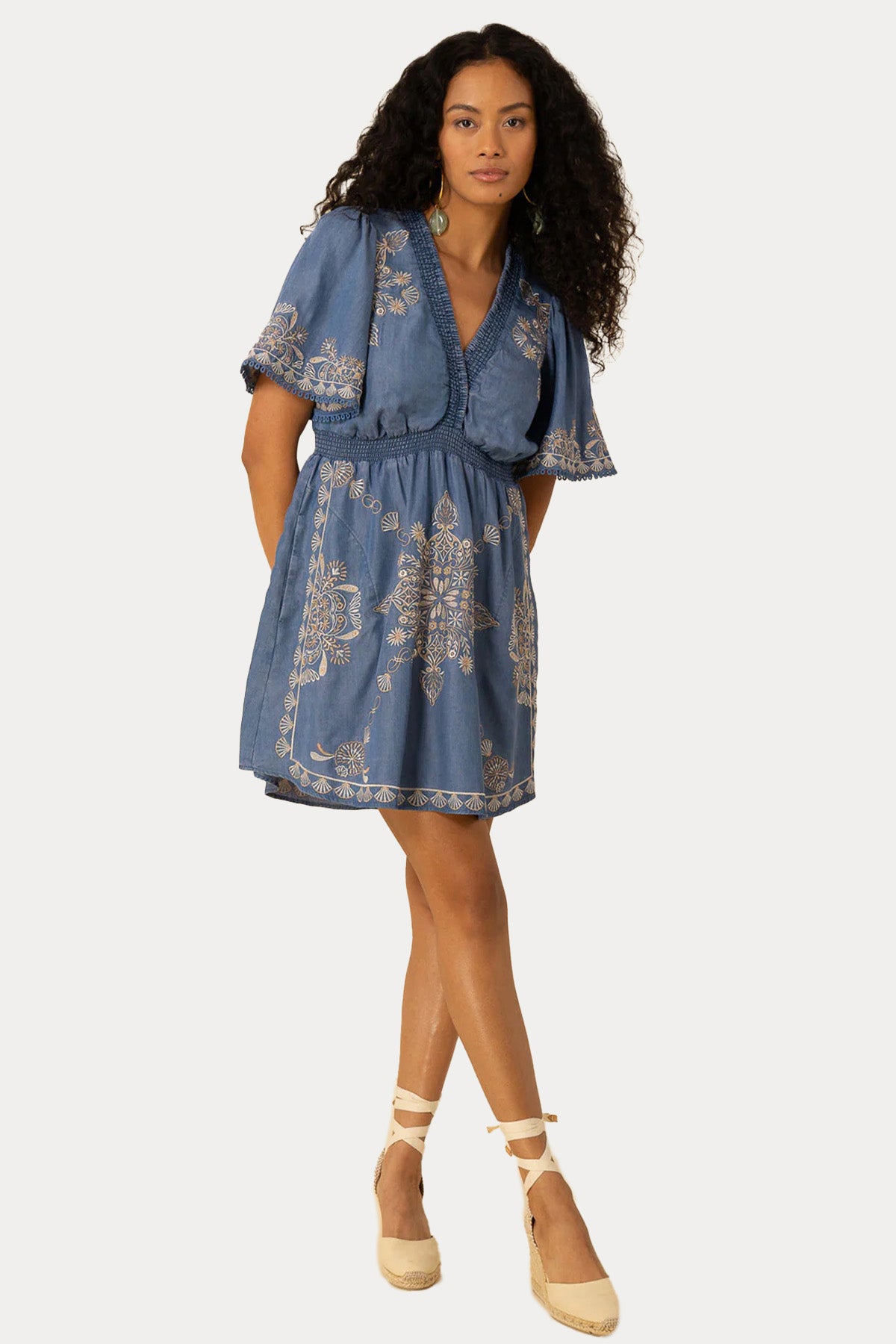 Hale Bob V Yaka Dantel Nakışlı Mini Elbise