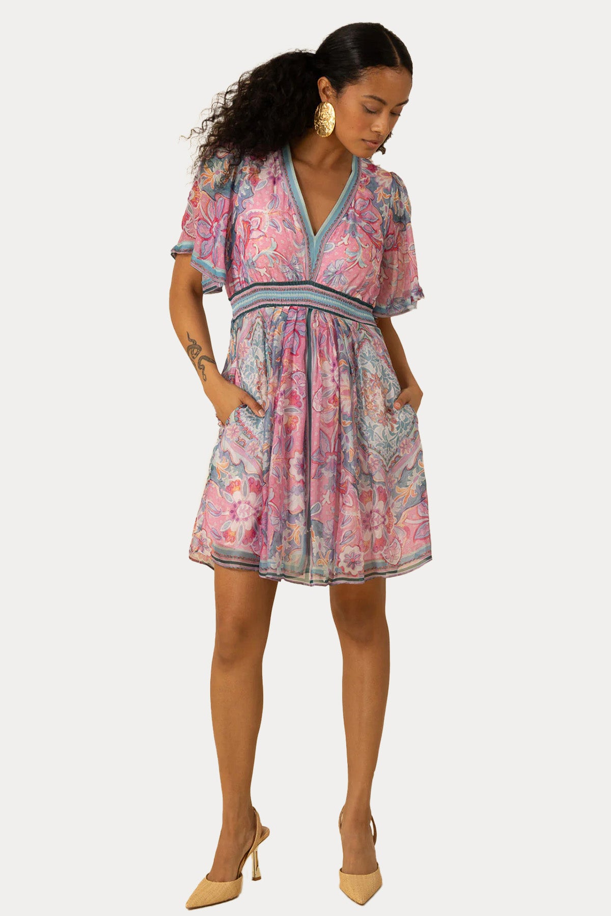 Hale Bob V Yaka Renkli Desenli Mini Elbise