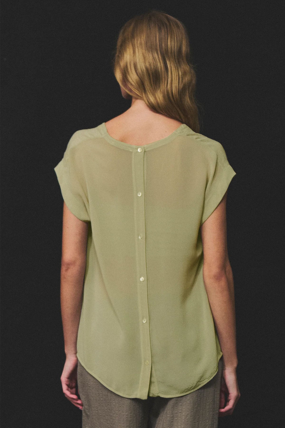 Transit Sırttan Düğmeli Keten Bluz