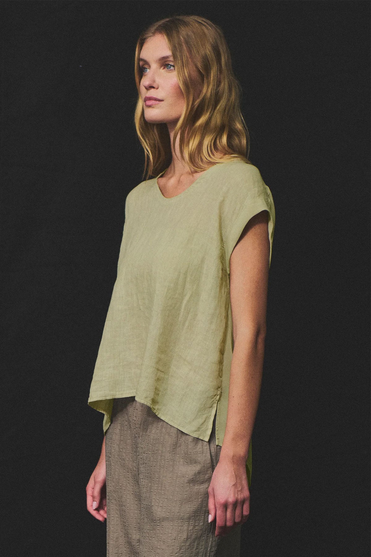 Transit Sırttan Düğmeli Keten Bluz