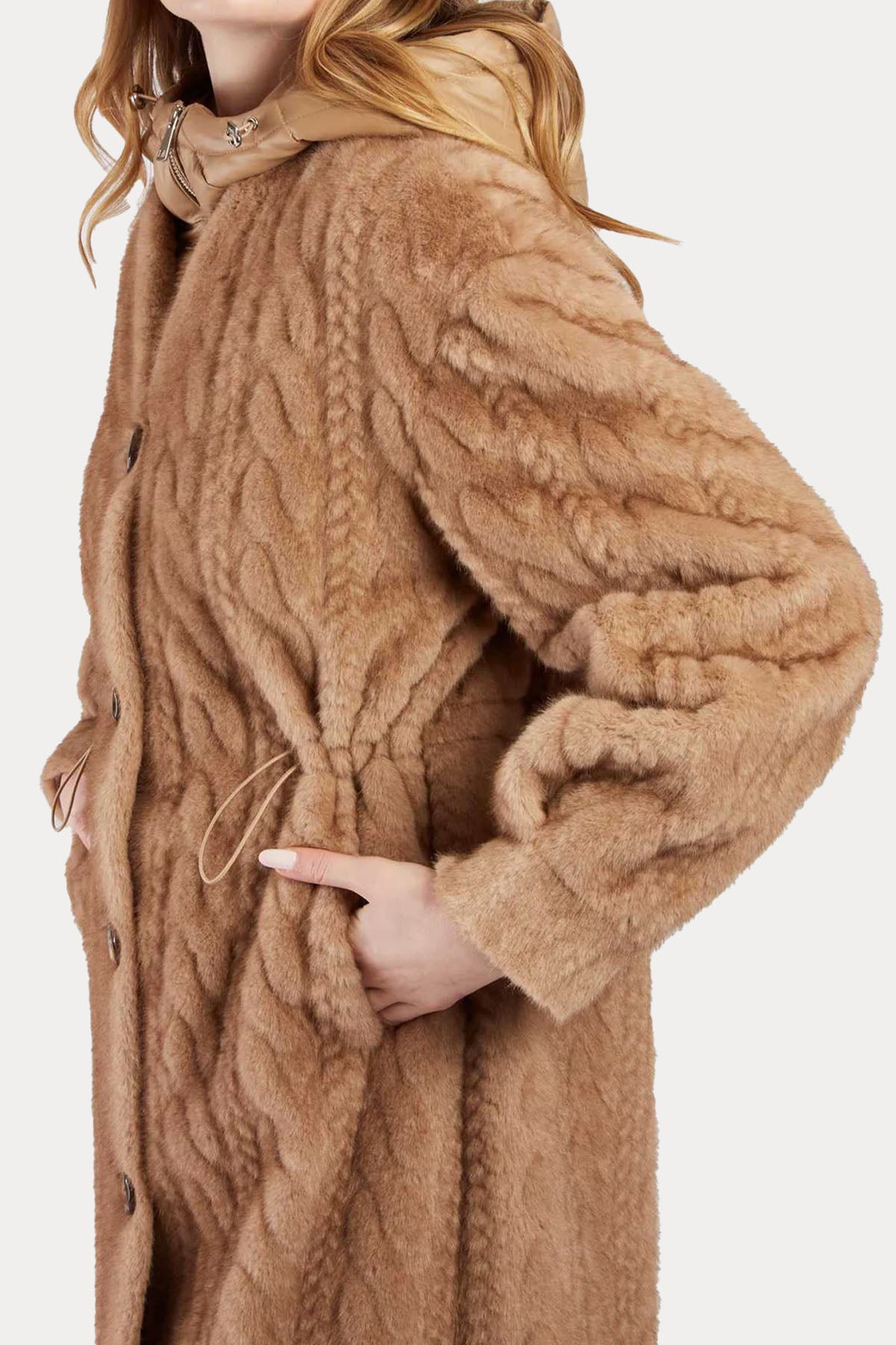 Rene Derhy Demonte İç Parçalı Saç Örgü Kapüşonlu Manto