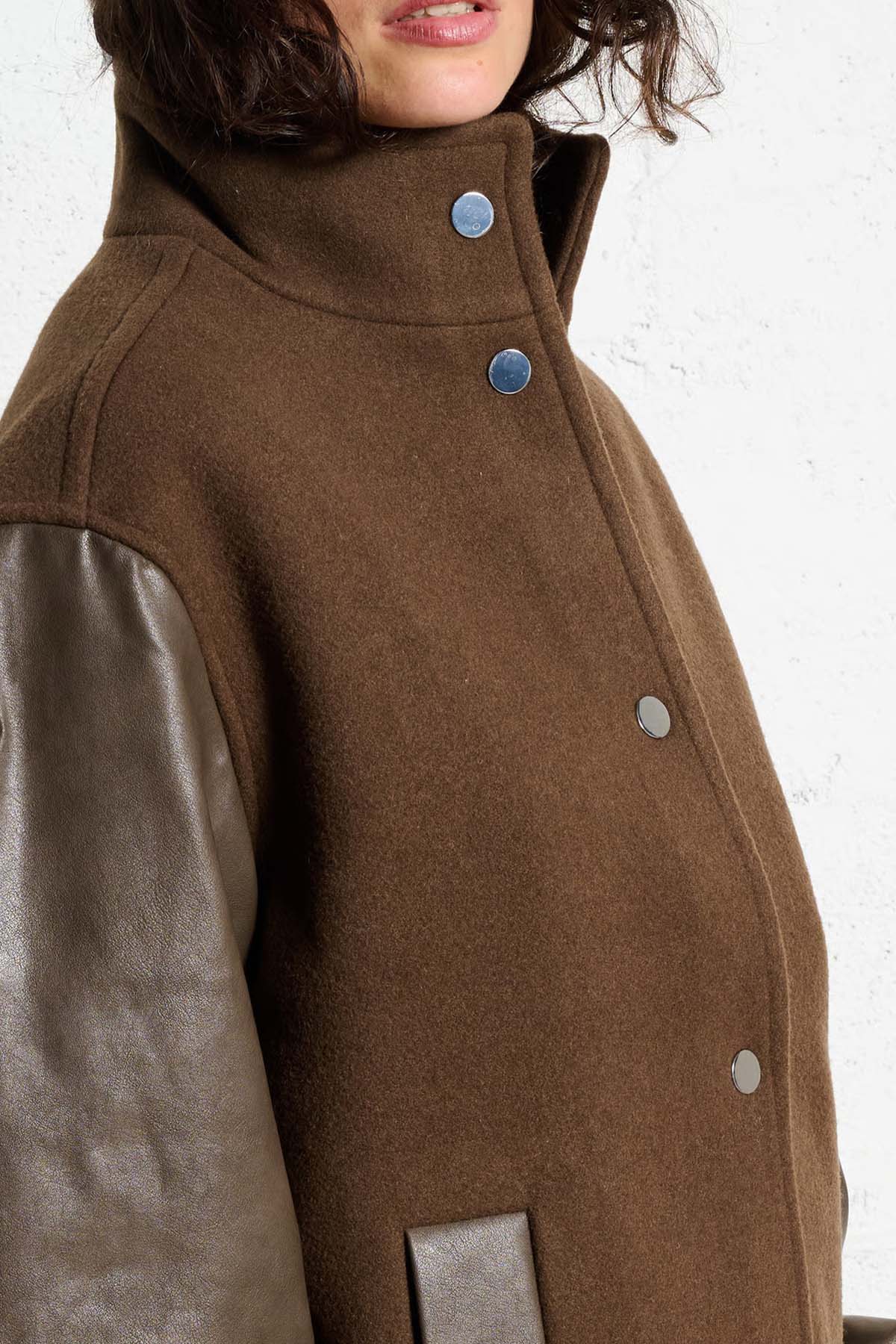 Berenice Comfort Fit Dik Yaka Deri Detaylı Yün Kaban