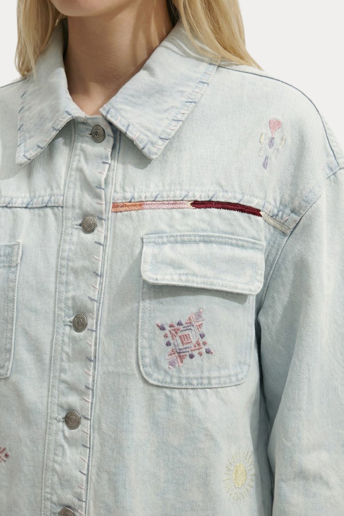 Berenice Geniş Kesim Nakış Desenli Yıkamalı Denim Ceket