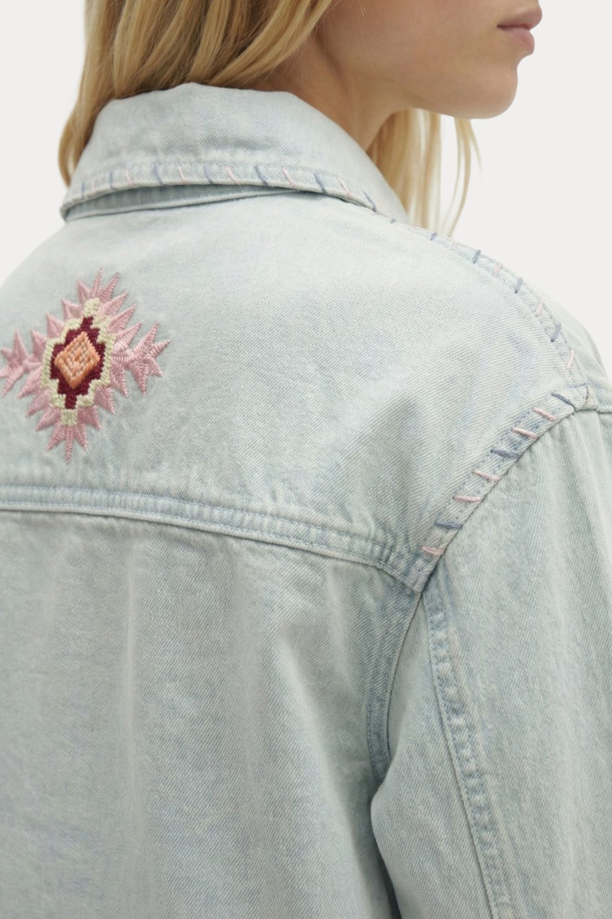 Berenice Geniş Kesim Nakış Desenli Yıkamalı Denim Ceket
