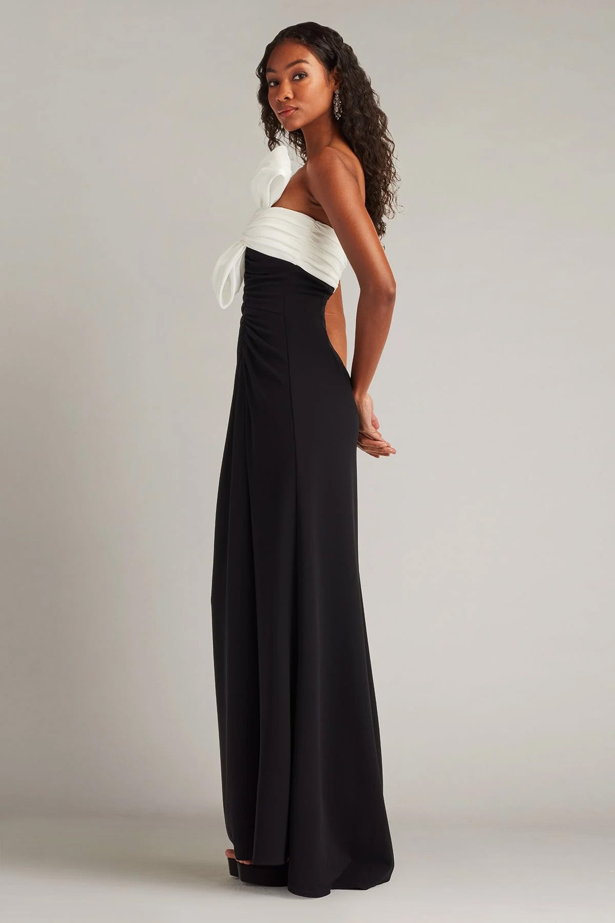 Tadashi Shoji Slim Fit Fiyonklu Straplez Maxi Abiye Elbise