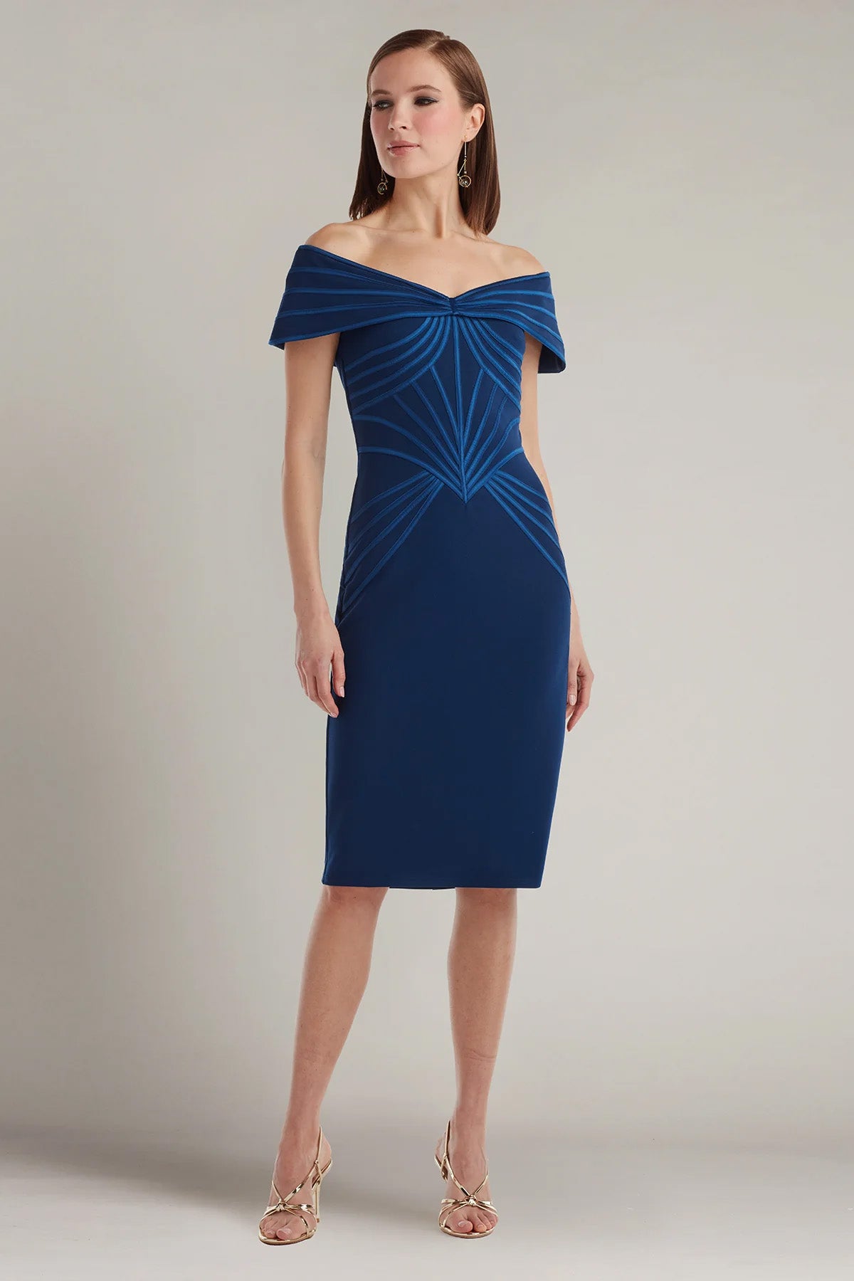 Tadashi Shoji Slim Fit Kayık Yaka Dizüstü Abiye Elbise