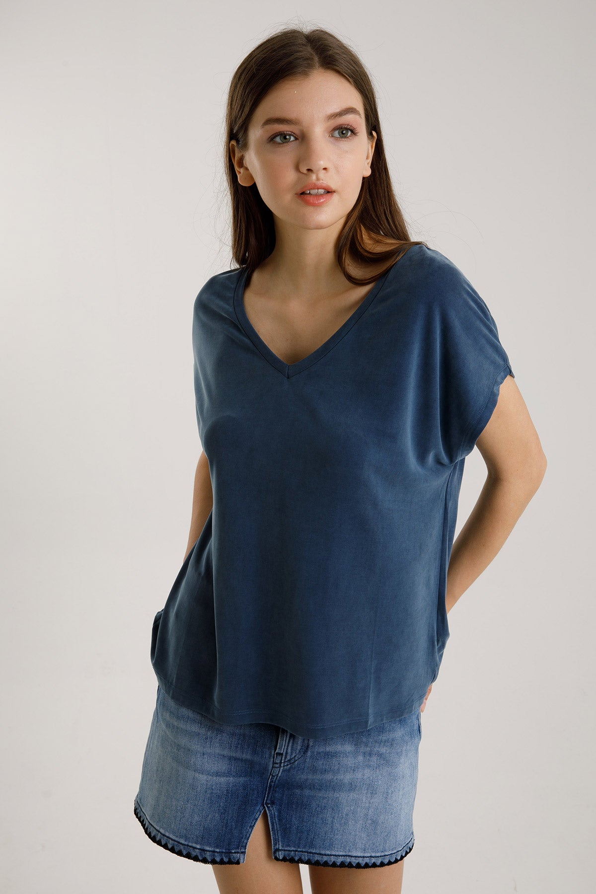 Majestic Geniş Kesim V Yaka T-shirt-Libas Trendy Fashion Store