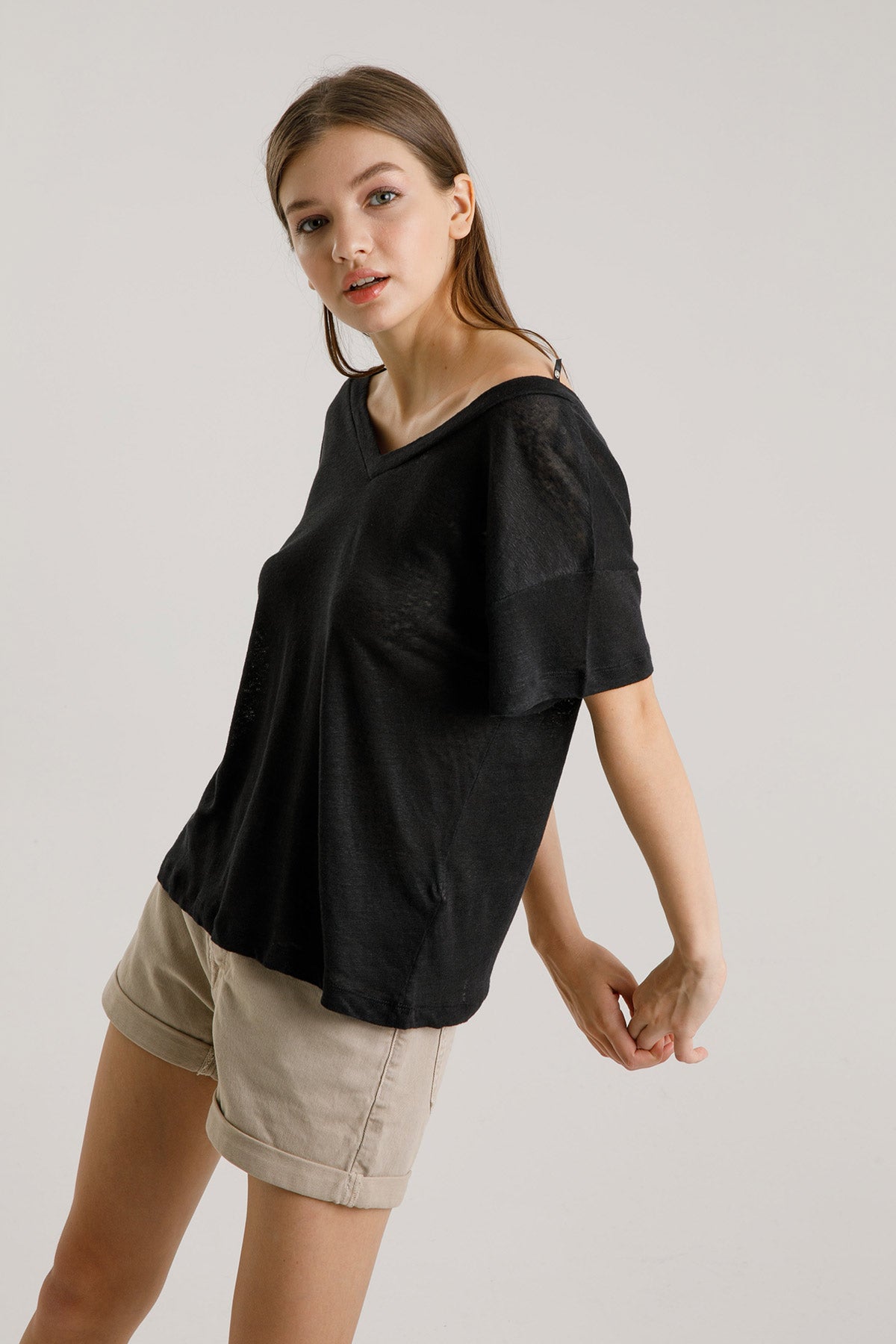 Majestic V Yaka Keten T-shirt-Libas Trendy Fashion Store