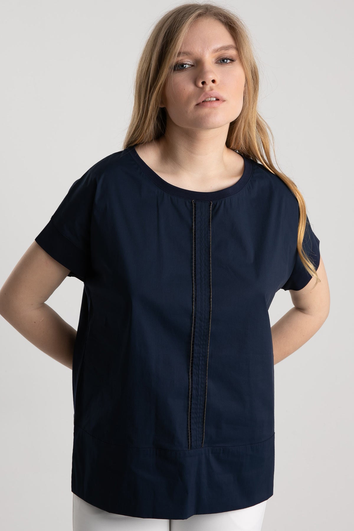 Tonet Yuvarlak Yaka Şerit Aksesuarlı Detaylı Bluz-Libas Trendy Fashion Store