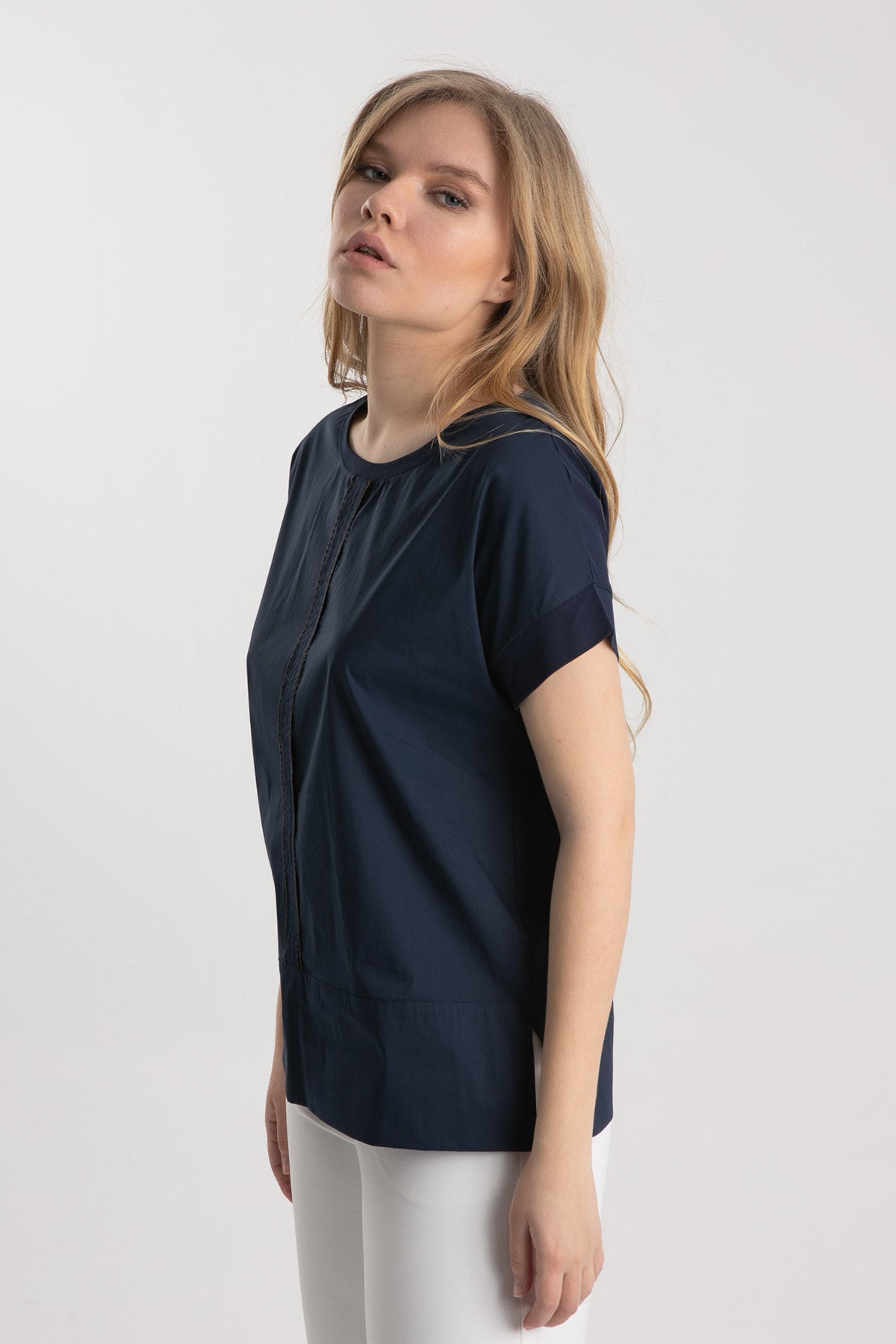 Tonet Yuvarlak Yaka Şerit Aksesuarlı Detaylı Bluz-Libas Trendy Fashion Store