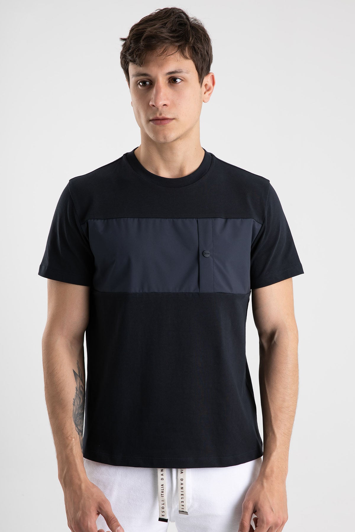 Herno Yuvarlak Yaka Cep Detaylı T-shirt-Libas Trendy Fashion Store