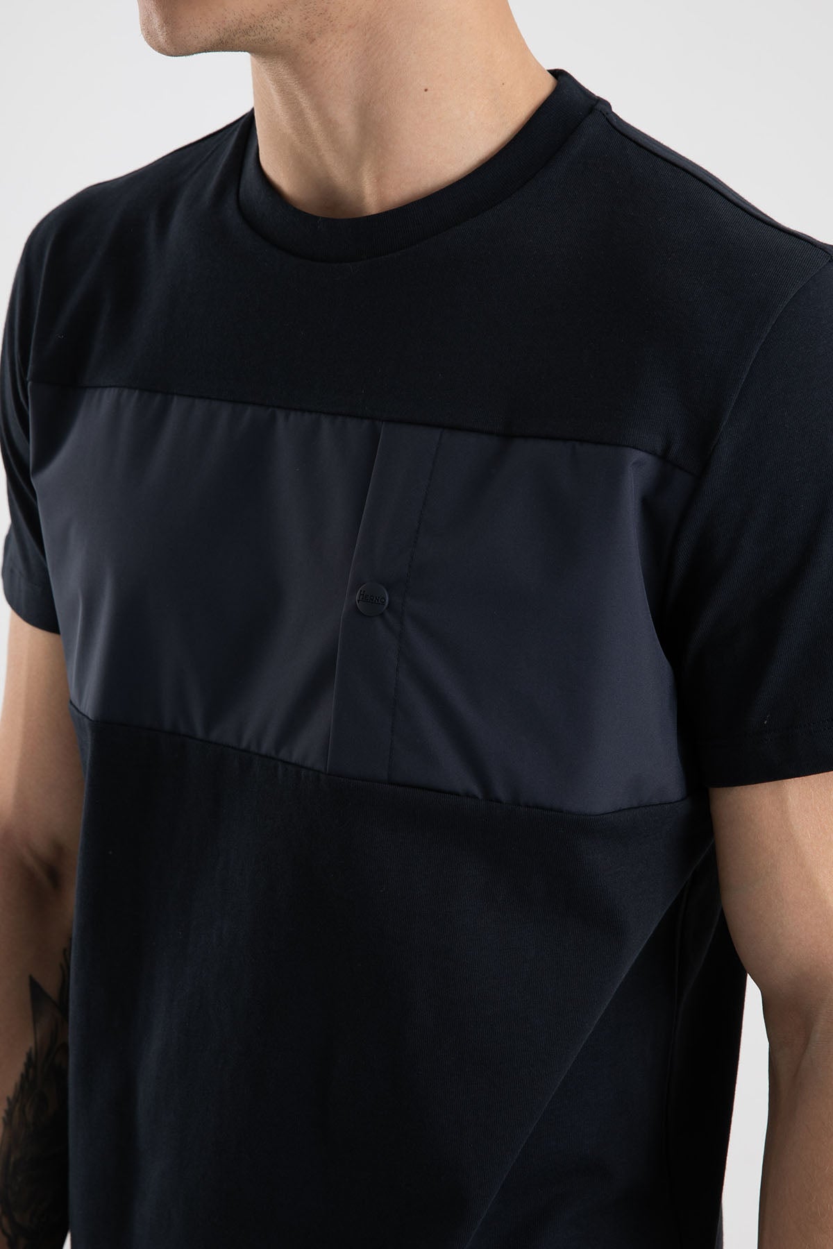 Herno Yuvarlak Yaka Cep Detaylı T-shirt-Libas Trendy Fashion Store