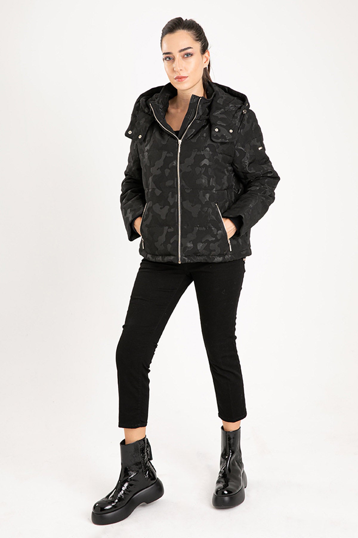 Liu Jo Kamuflaj Jakarlı Kapüşonlu Puffer Mont-Libas Trendy Fashion Store