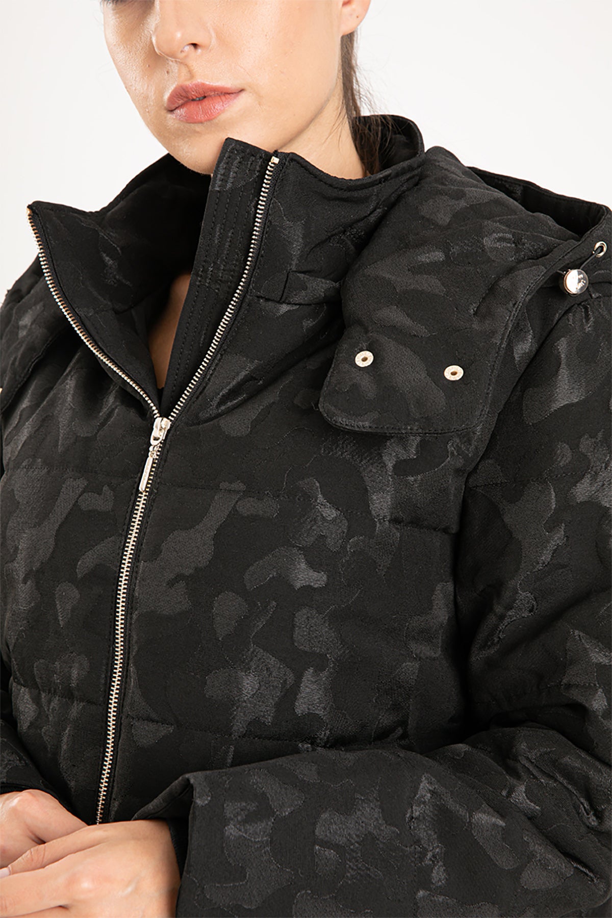 Liu Jo Kamuflaj Jakarlı Kapüşonlu Puffer Mont-Libas Trendy Fashion Store