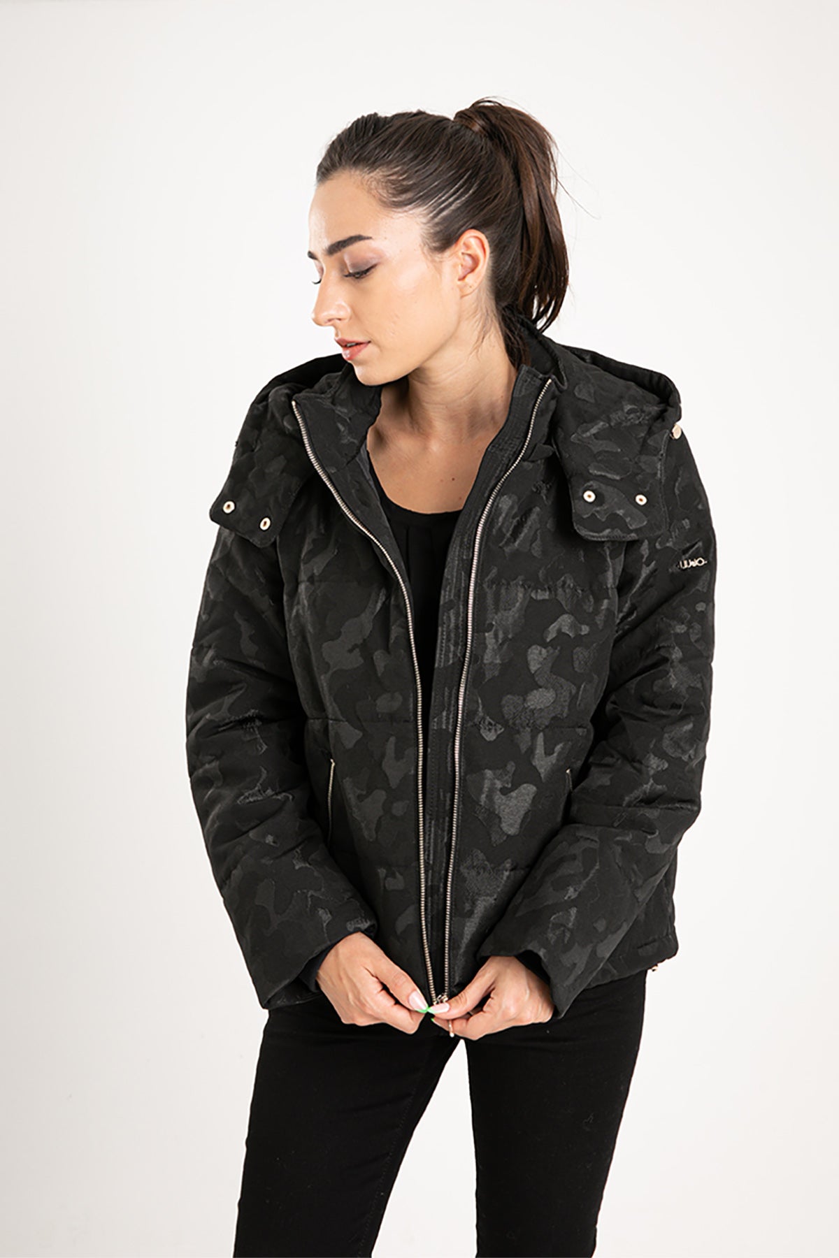 Liu Jo Kamuflaj Jakarlı Kapüşonlu Puffer Mont-Libas Trendy Fashion Store