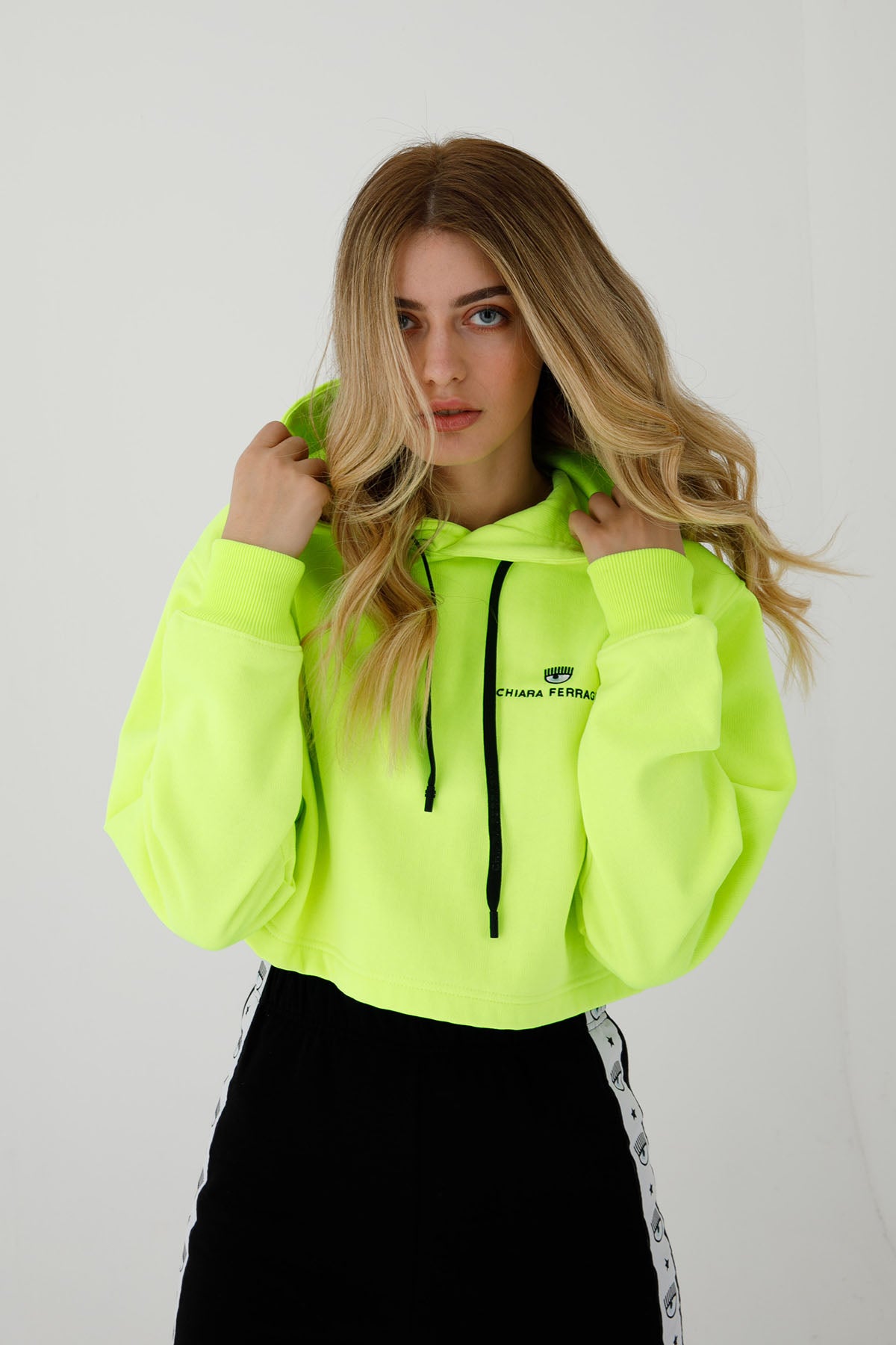 Chiara Ferragni Winking Eye Kapüşonlu Crop Sweatshirt-Libas Trendy Fashion Store