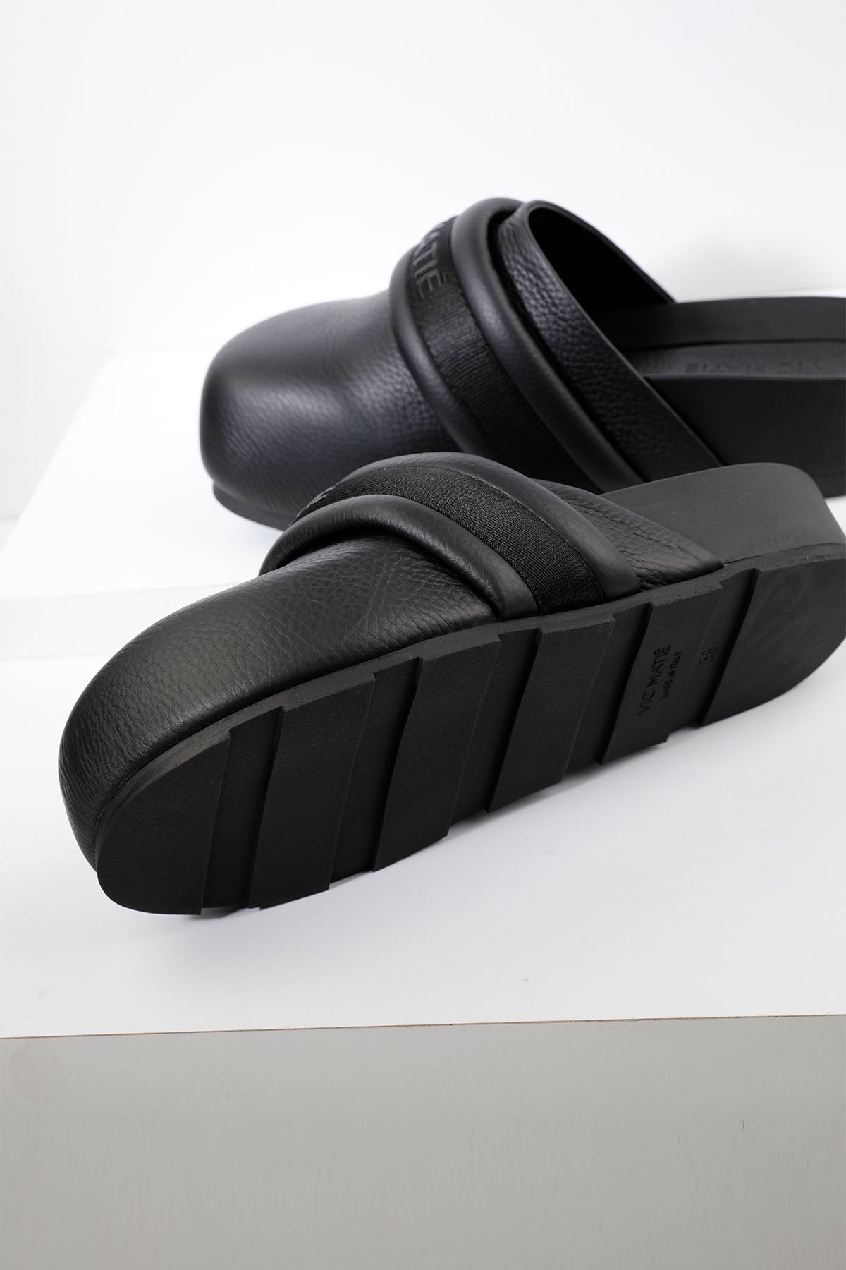 Vic Matie Logo Bantlı Deri Sabo Terlik-Libas Trendy Fashion Store