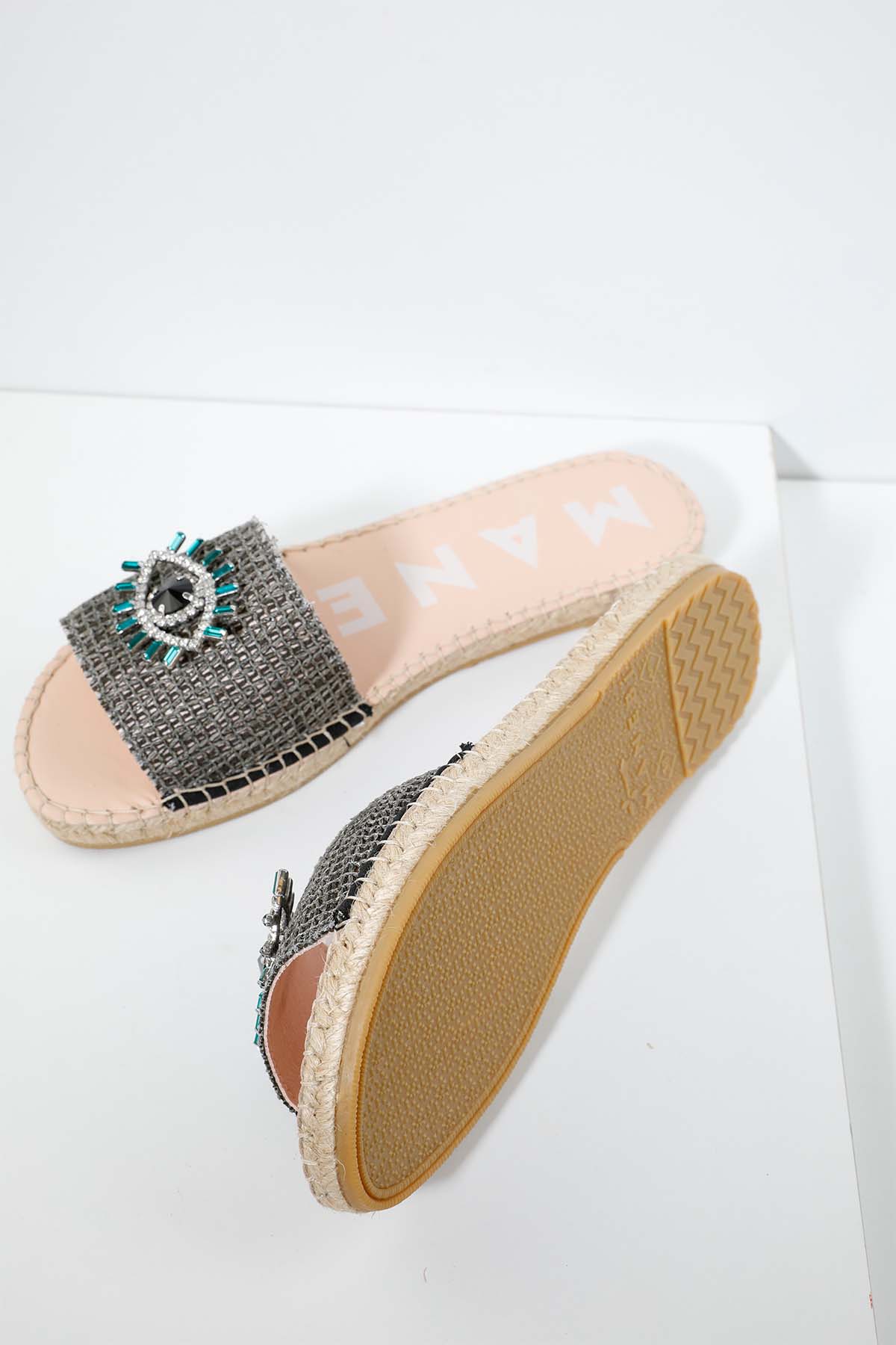 Manebi Capri Göz Logolu Hasır Örgü Terlik-Libas Trendy Fashion Store