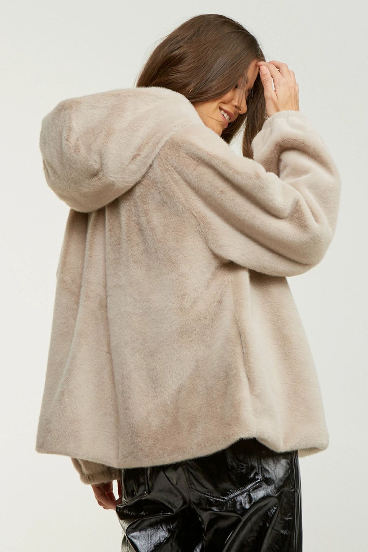 Lynne Kapüşonlu Peluş Kısa Kaban-Libas Trendy Fashion Store