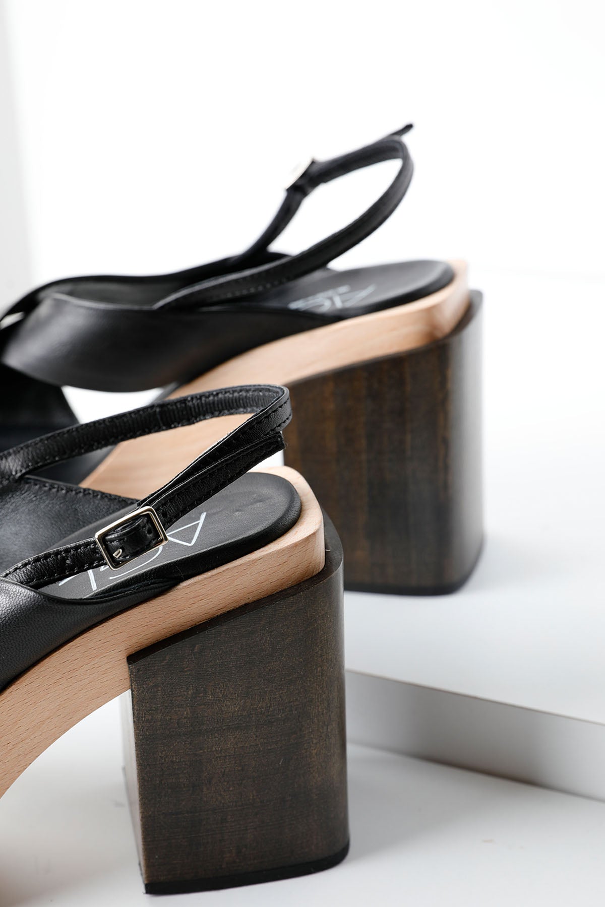 Agl Surin Deri Çapraz Bantlı Sandalet