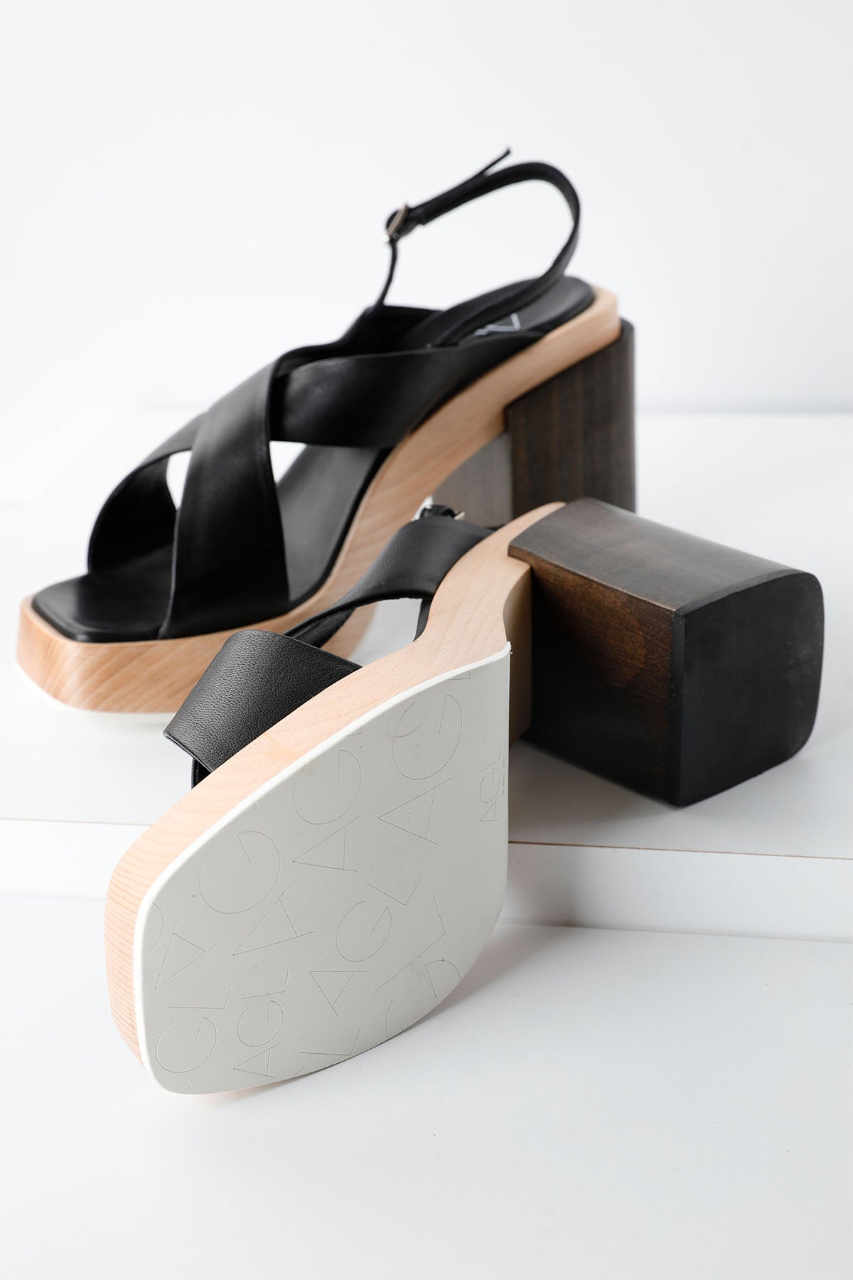 Agl Surin Deri Çapraz Bantlı Sandalet